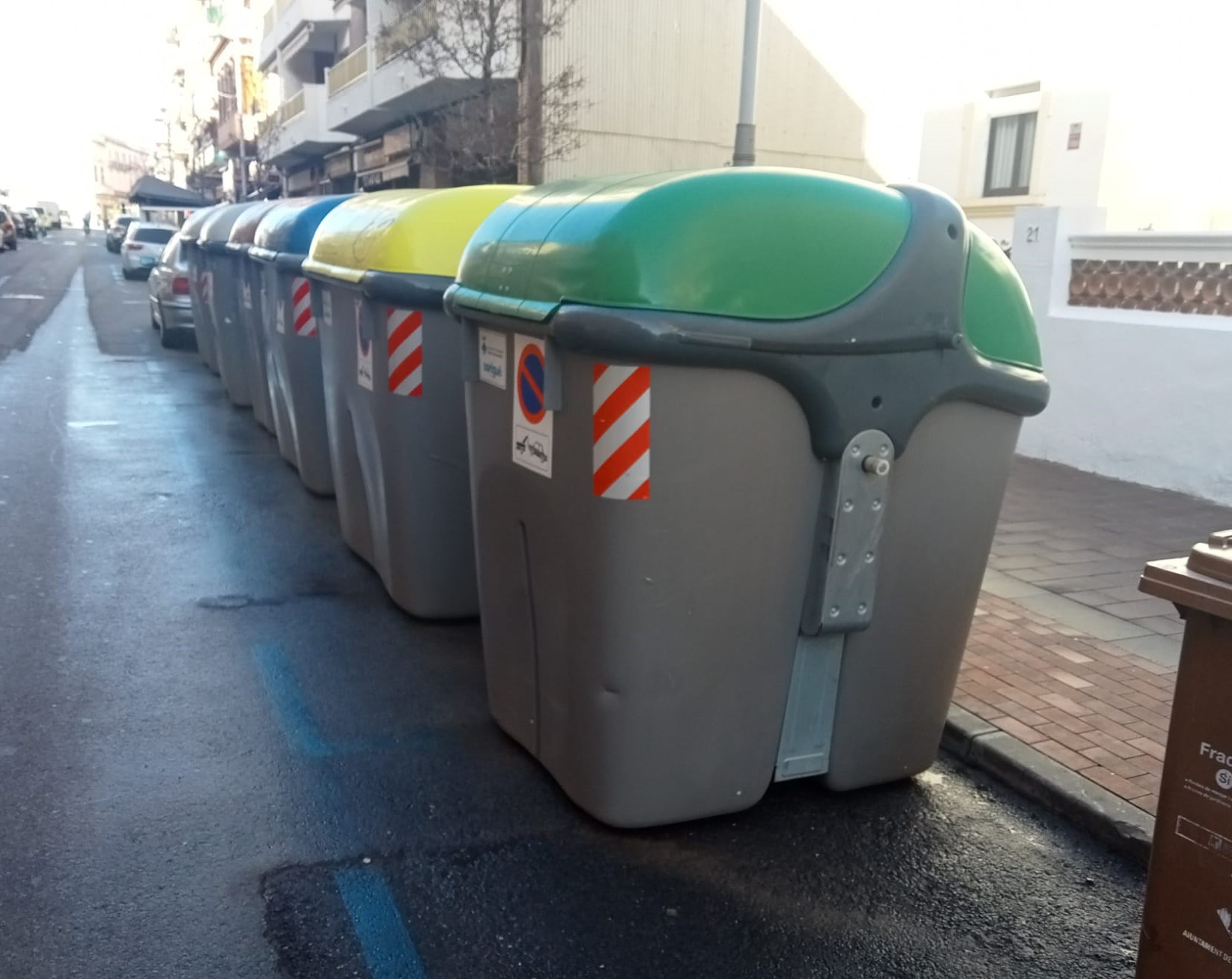 Imatge de contenidors al carrer