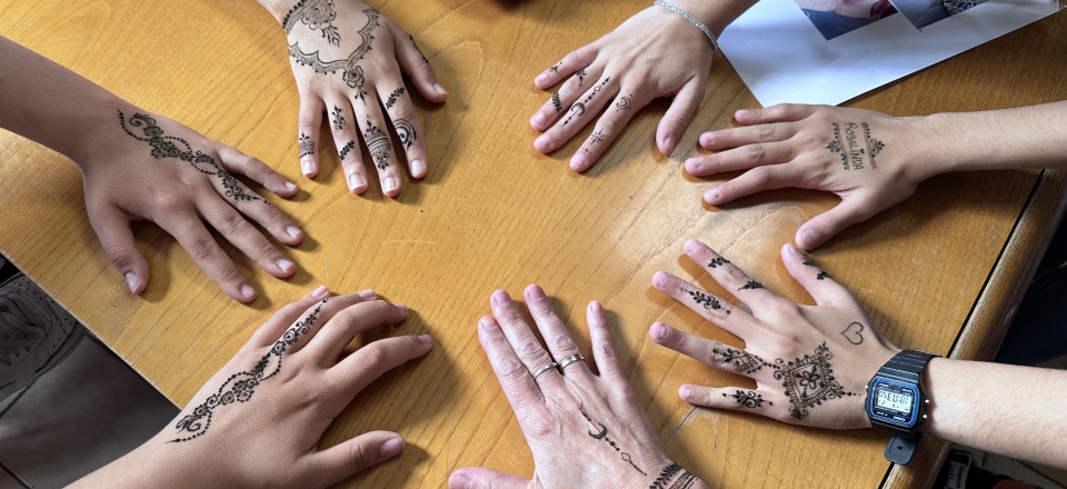 Tatuatges de henna a l'Espai Jove