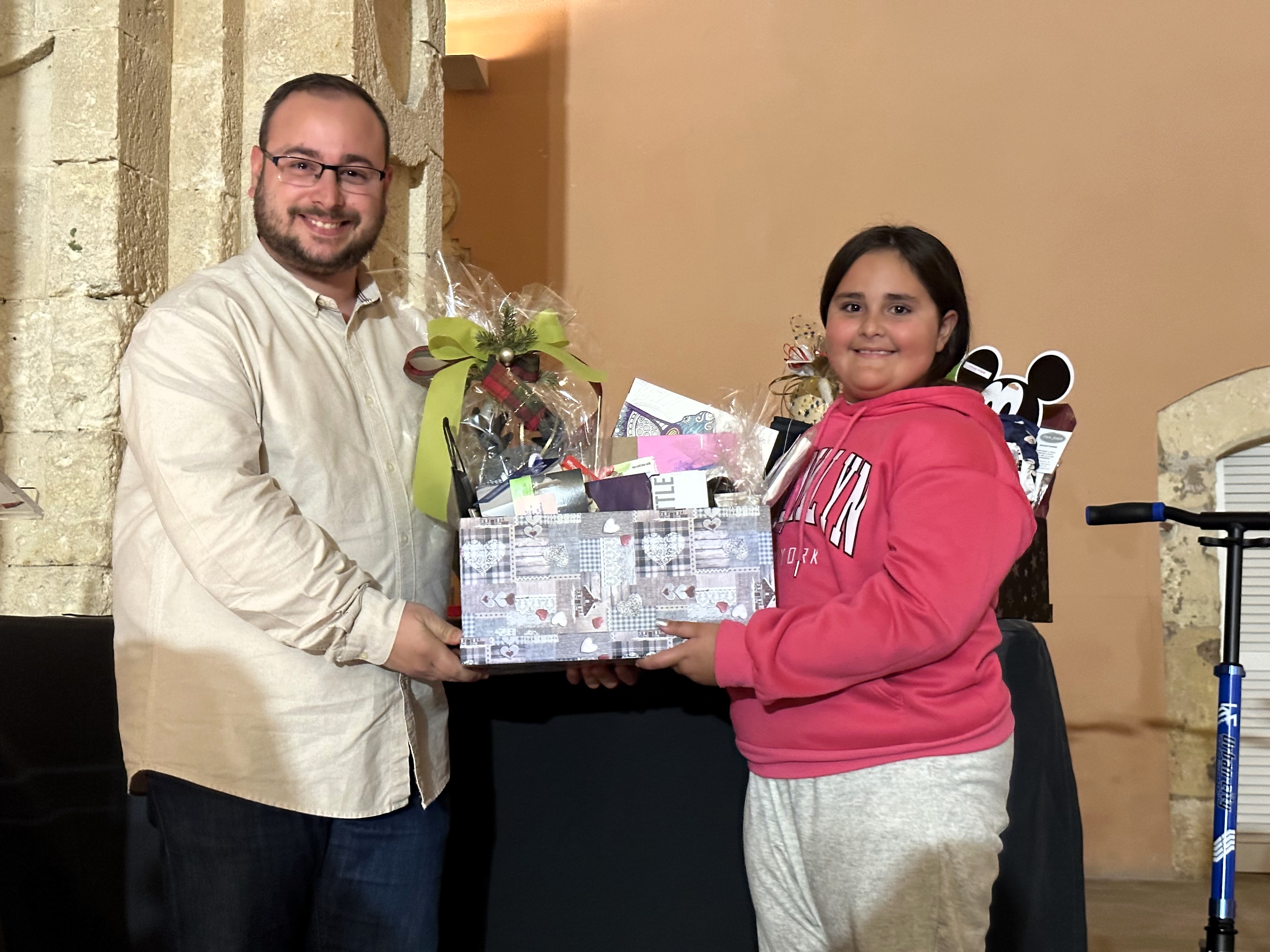 Lliurament d'una cistella.