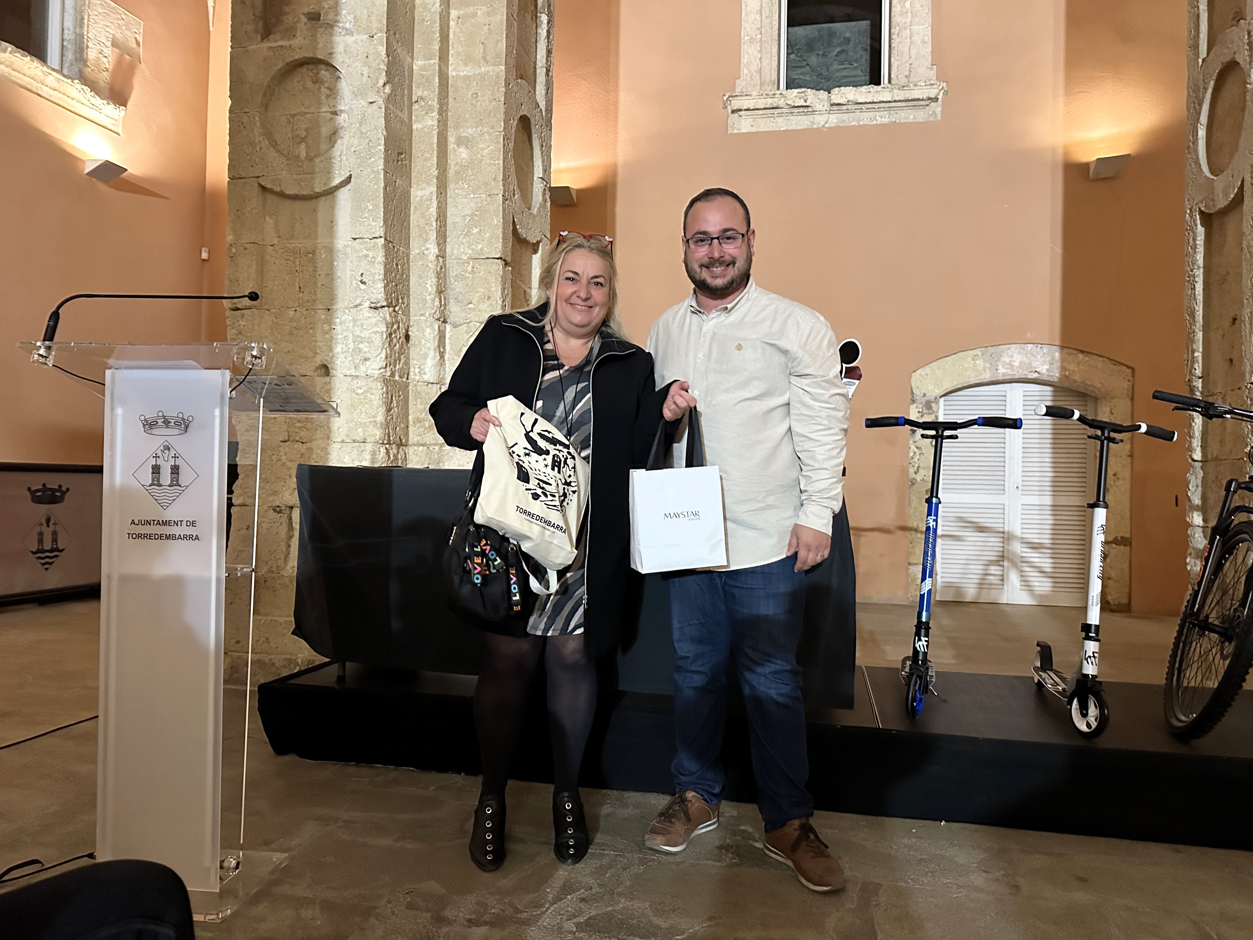 Lliurament del premi a la botiga guanyadora.