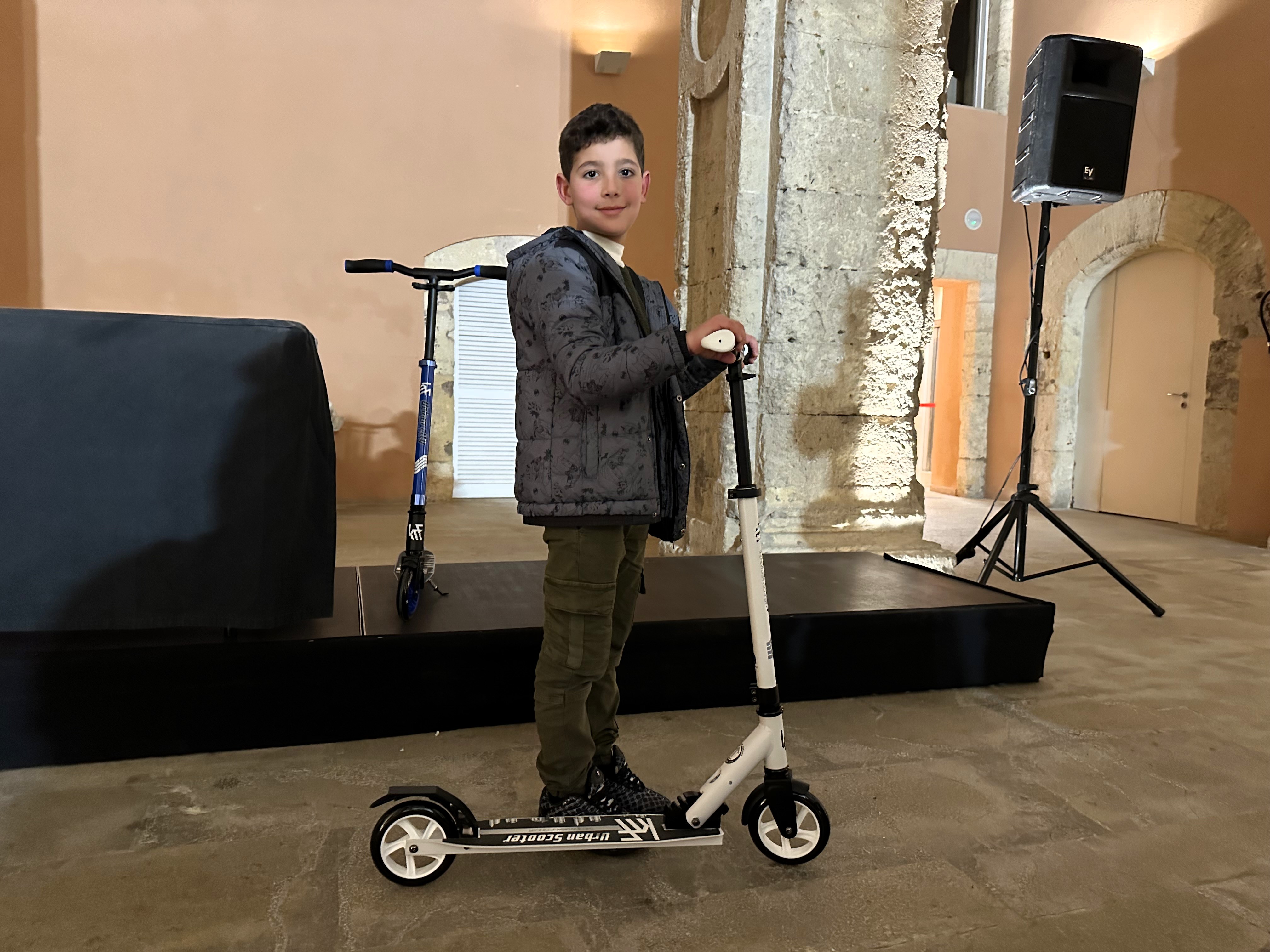 Guanyador d'un patinet.