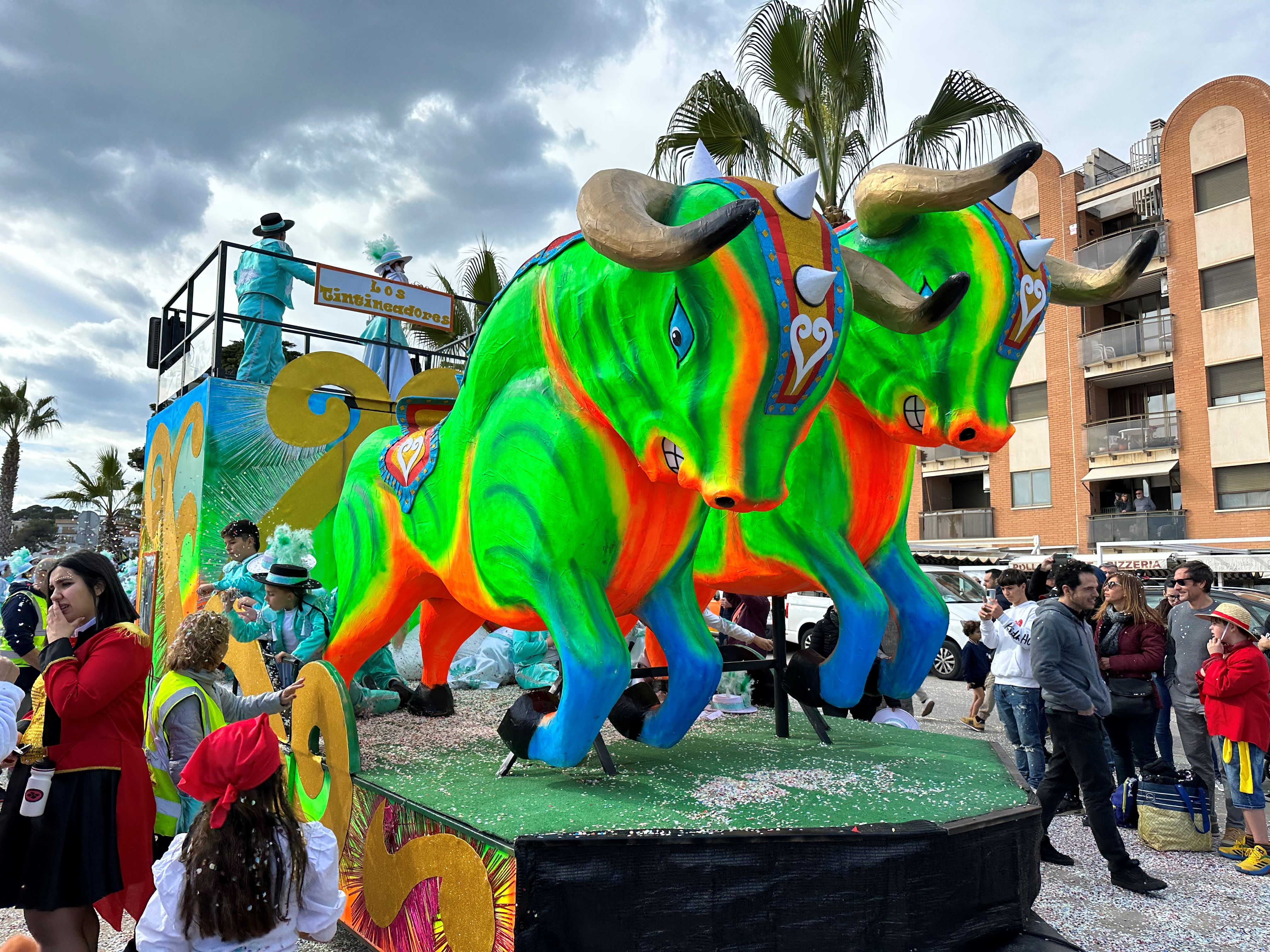 Detall de la carrossa de Los Tintineadores, guanyadora del tercer premi