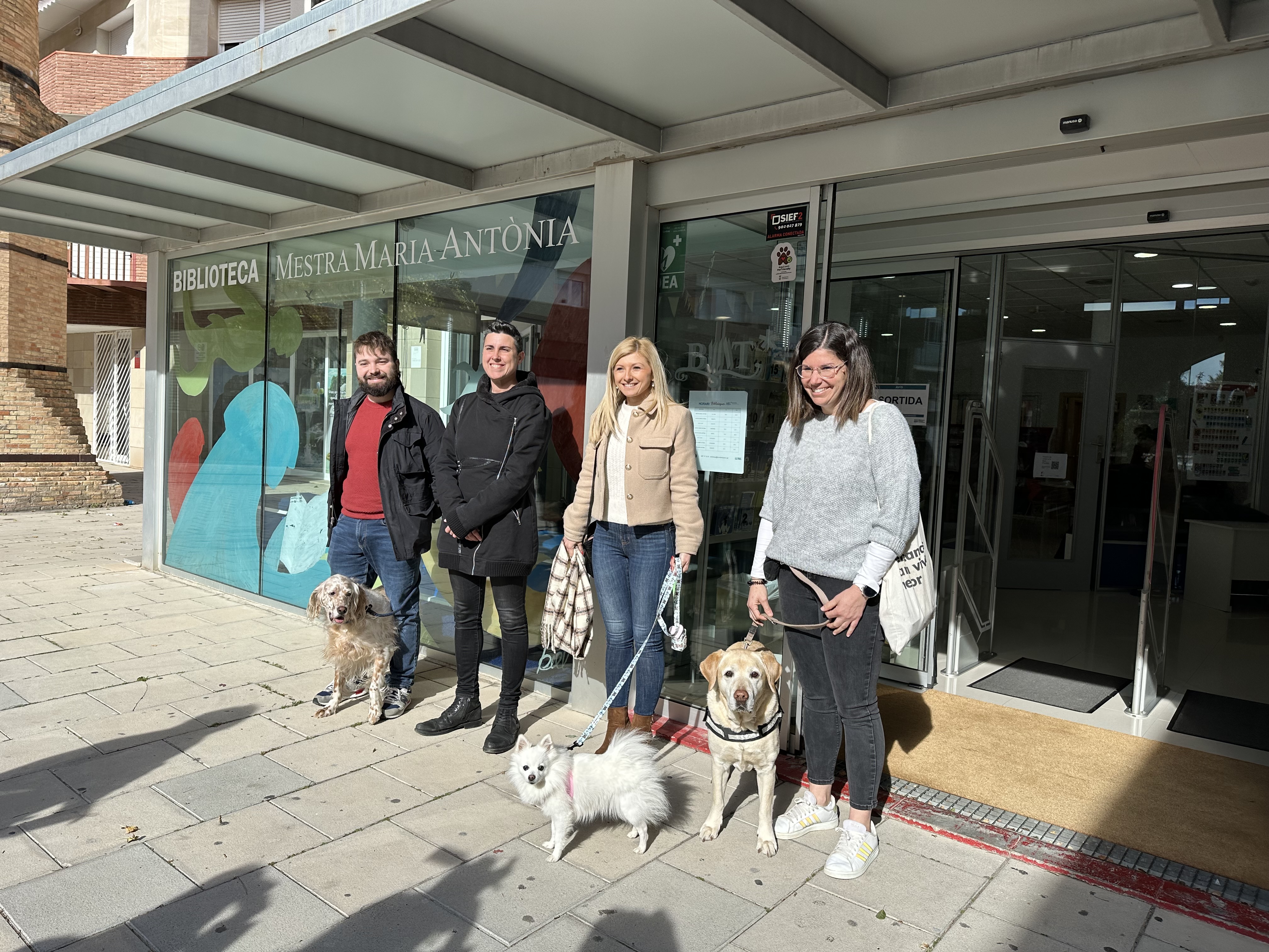Regidors, propietaris de mascotes i l'Arya, la Julieta i la Lila, a les portes de la Biblioteca