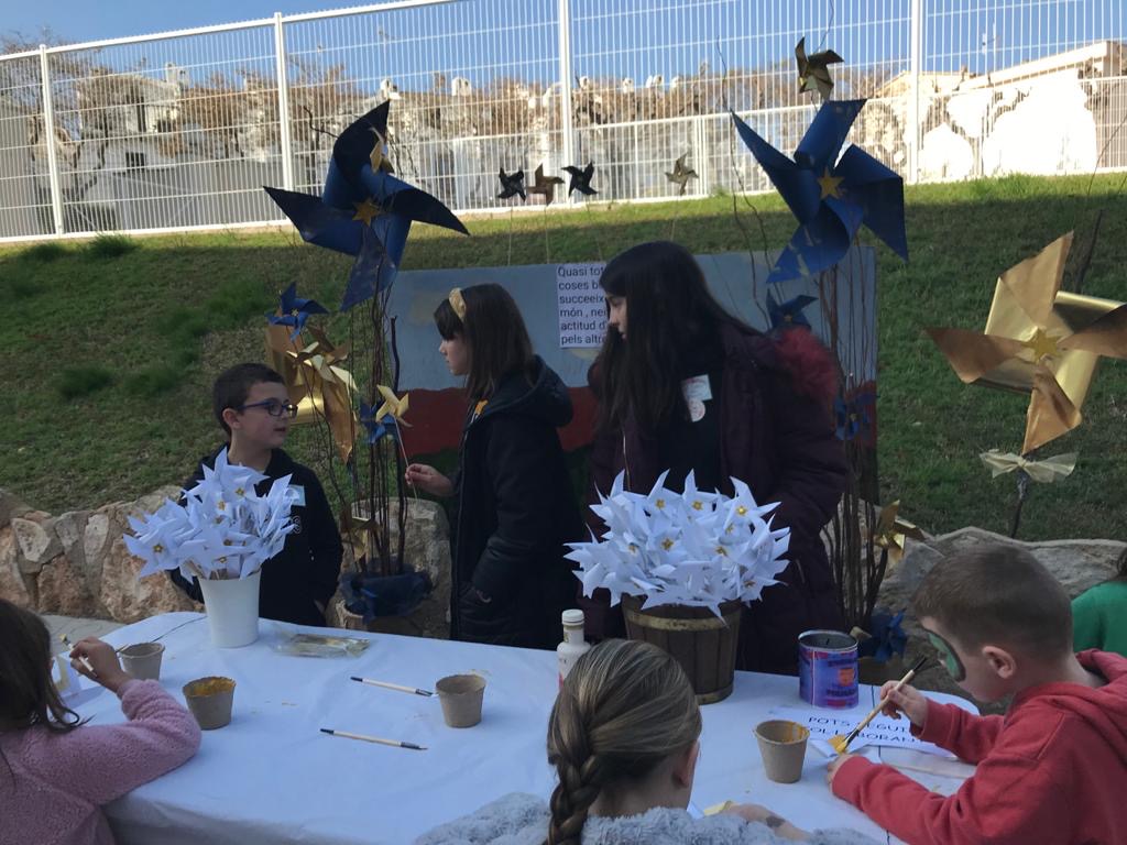 Taller de treballs manuals de nacre de Pupi flors a la primera Xocolatada Solidària al Molí de Vent, 2020