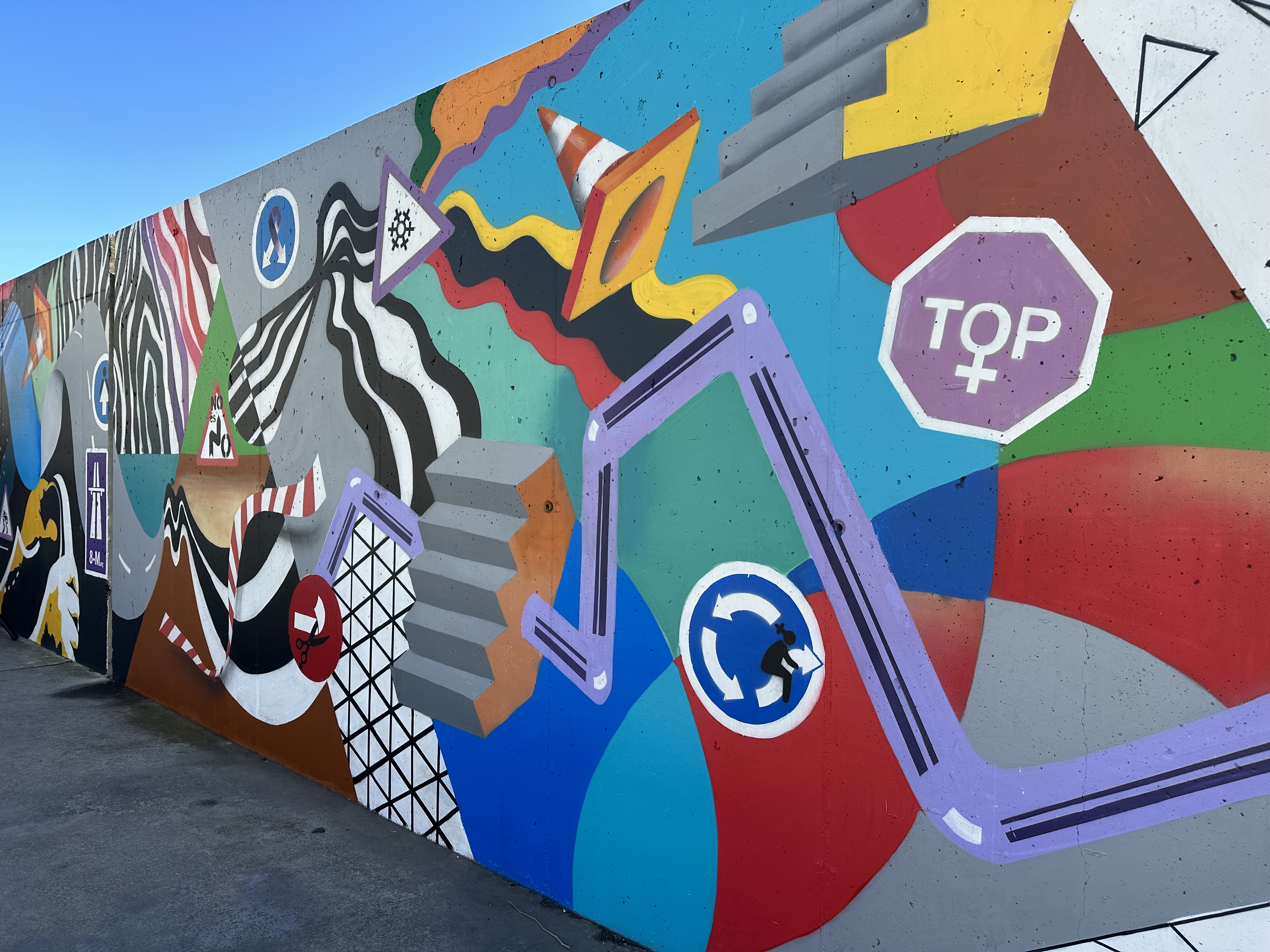 Mural dedicat a la Dona, a les portes de l'Institut Torredembarra