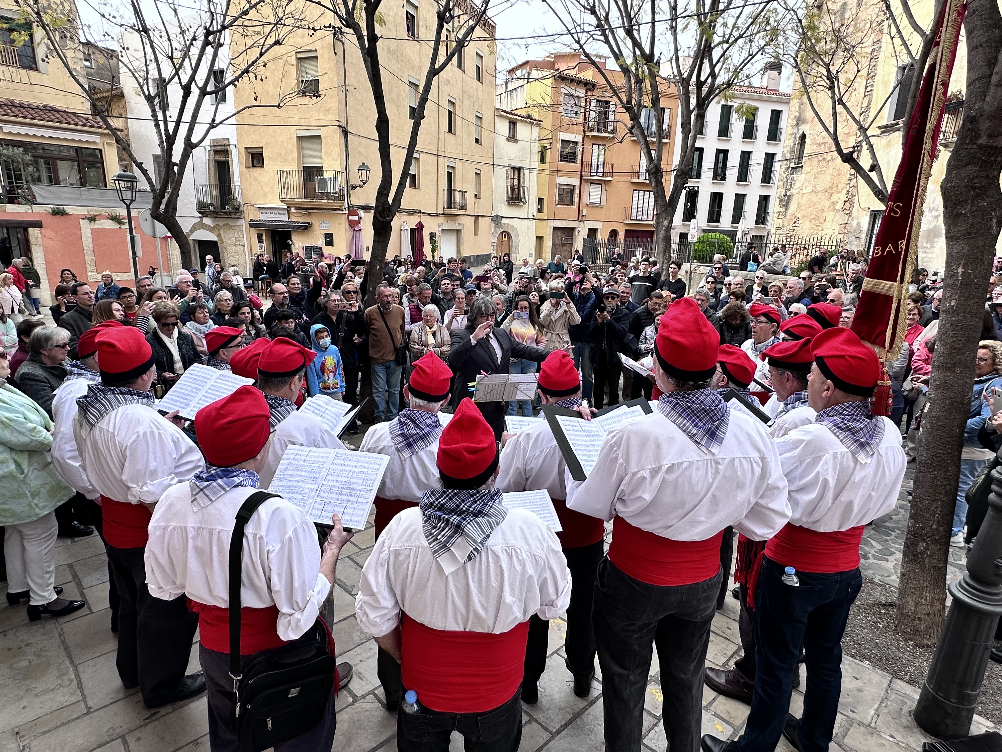 Foto de la cantada de les Caramelles de la Confraria de la Creu-Armats de Torredembarra de l'any 2023
