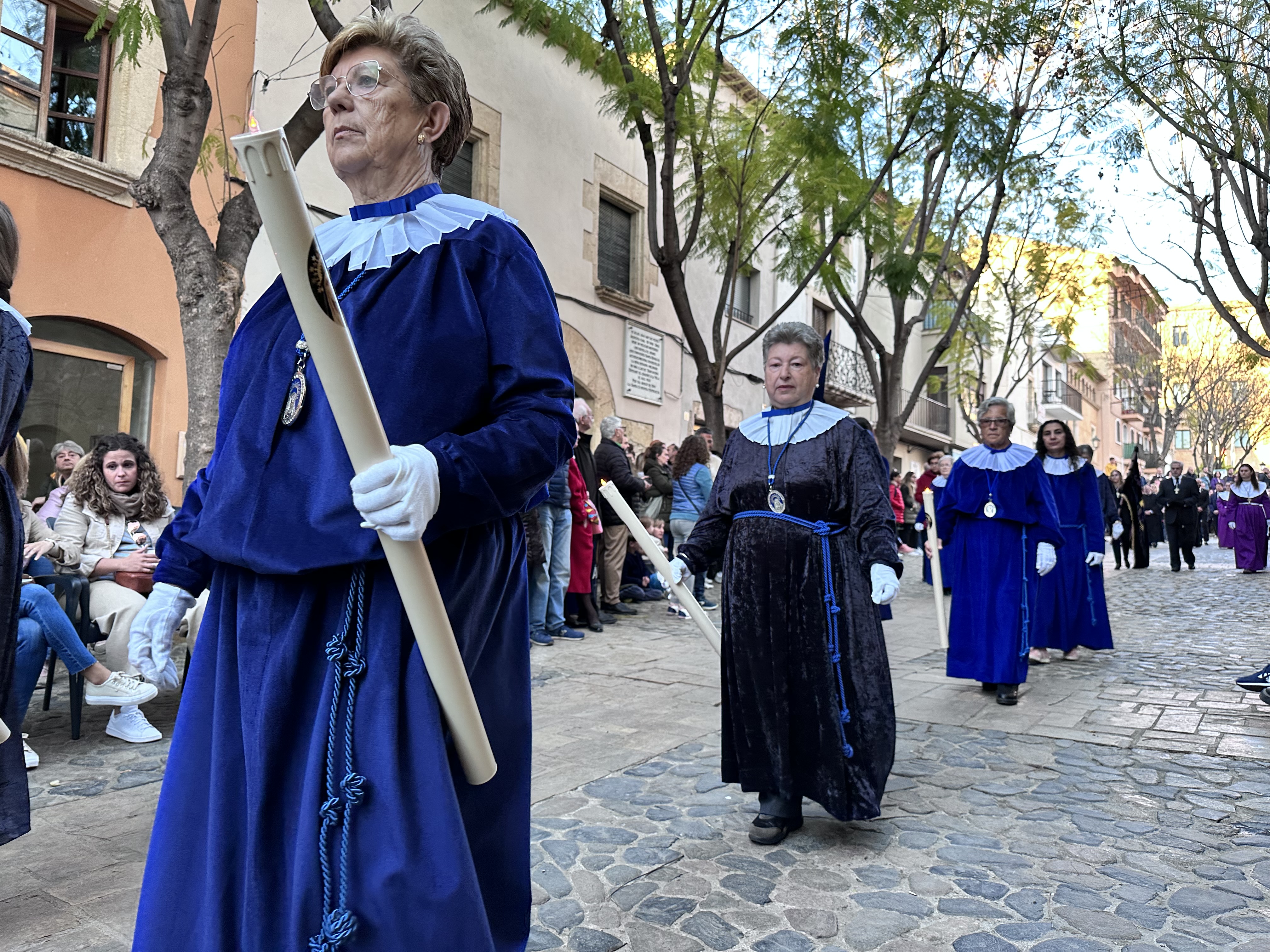 Foto de membres de la Confraria de la Dolorosa a la Processó del Sant Enterrament de l'any 2023