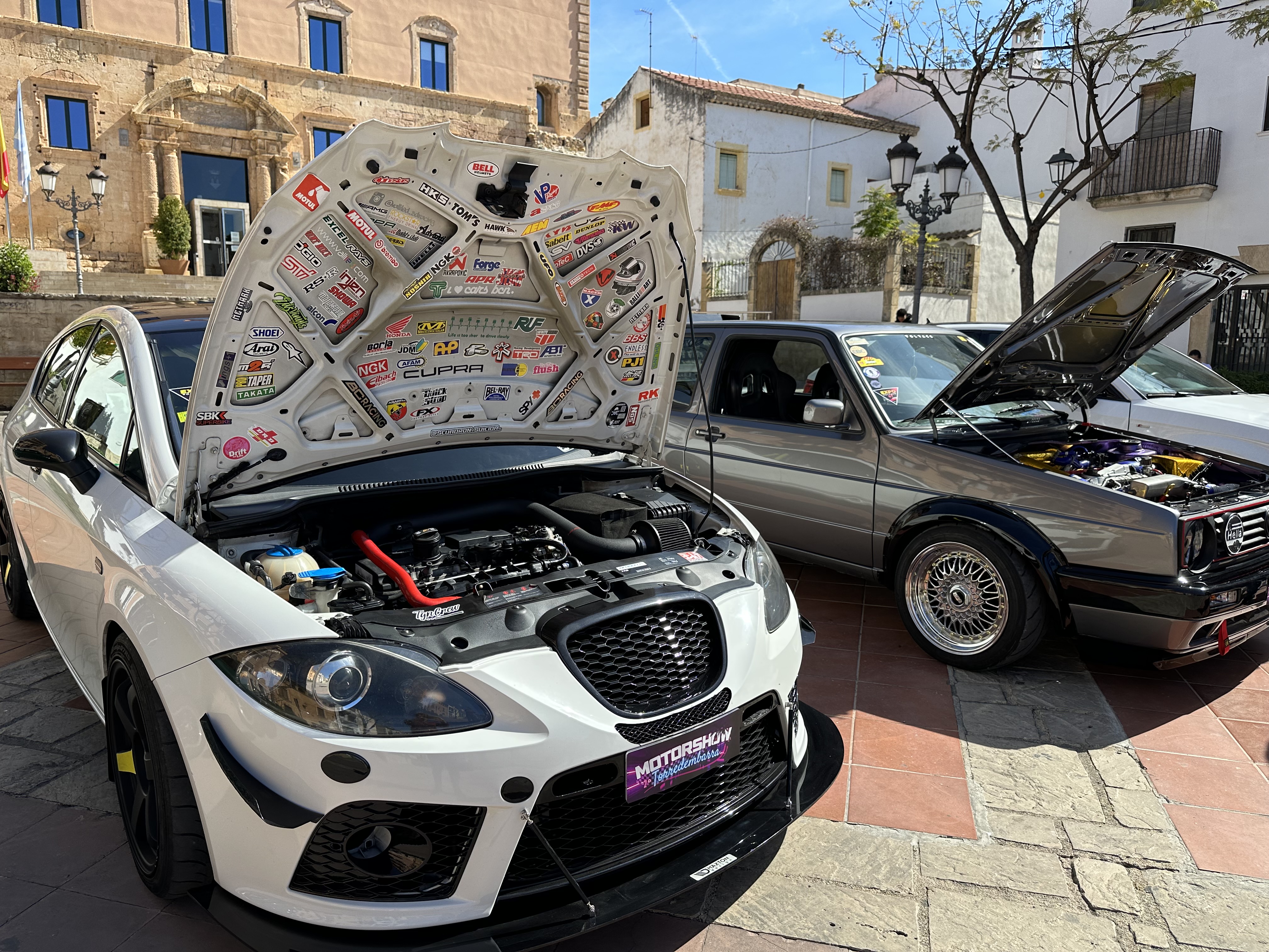 Vehicles que participaran al Motorshow, durant la presentació, a la plaça del Castell
