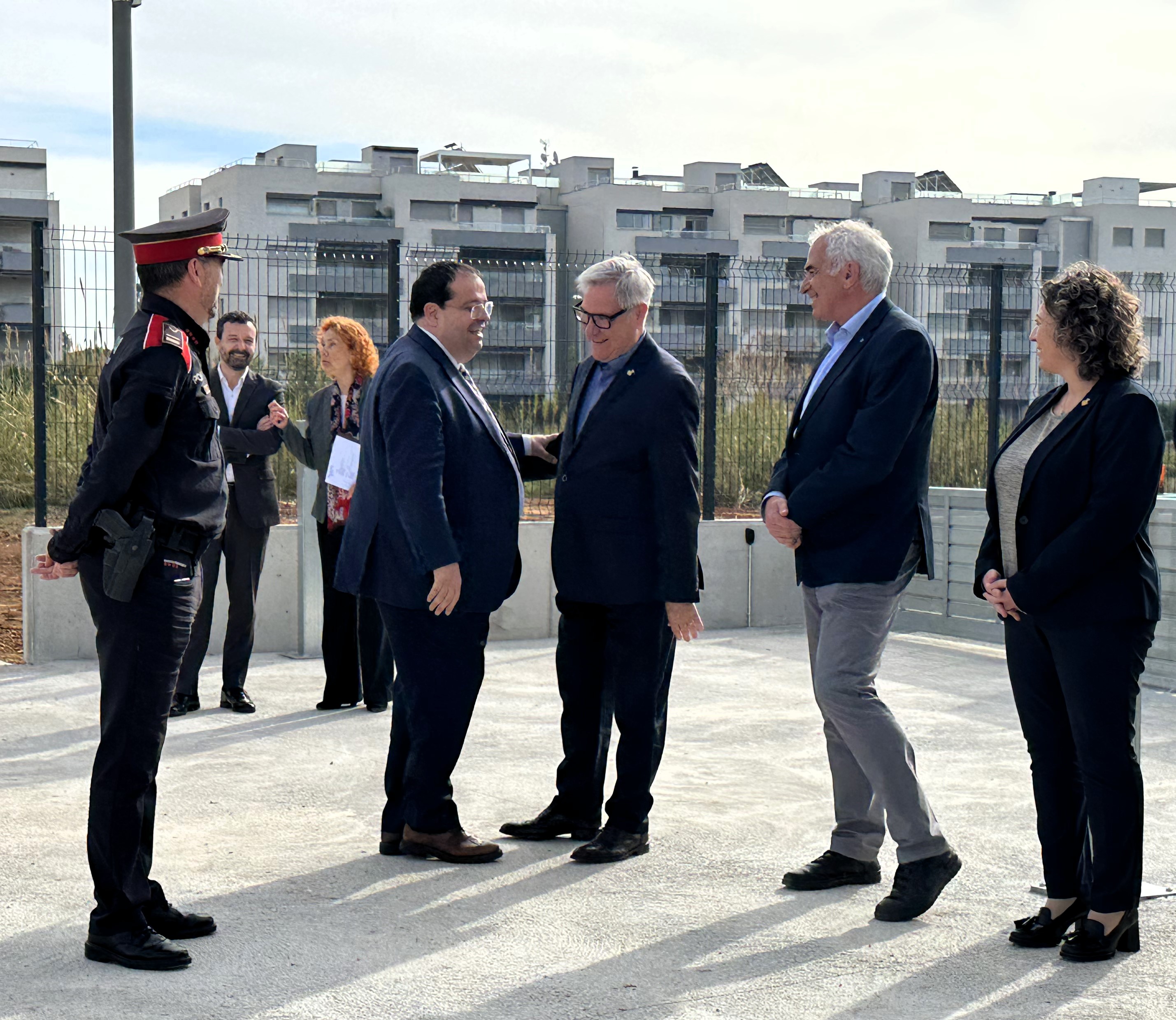 El conseller d'Interior saluda l'alcalde, abans de l'inici de la visita a la Comissaria dels Mossos d'Esquadra