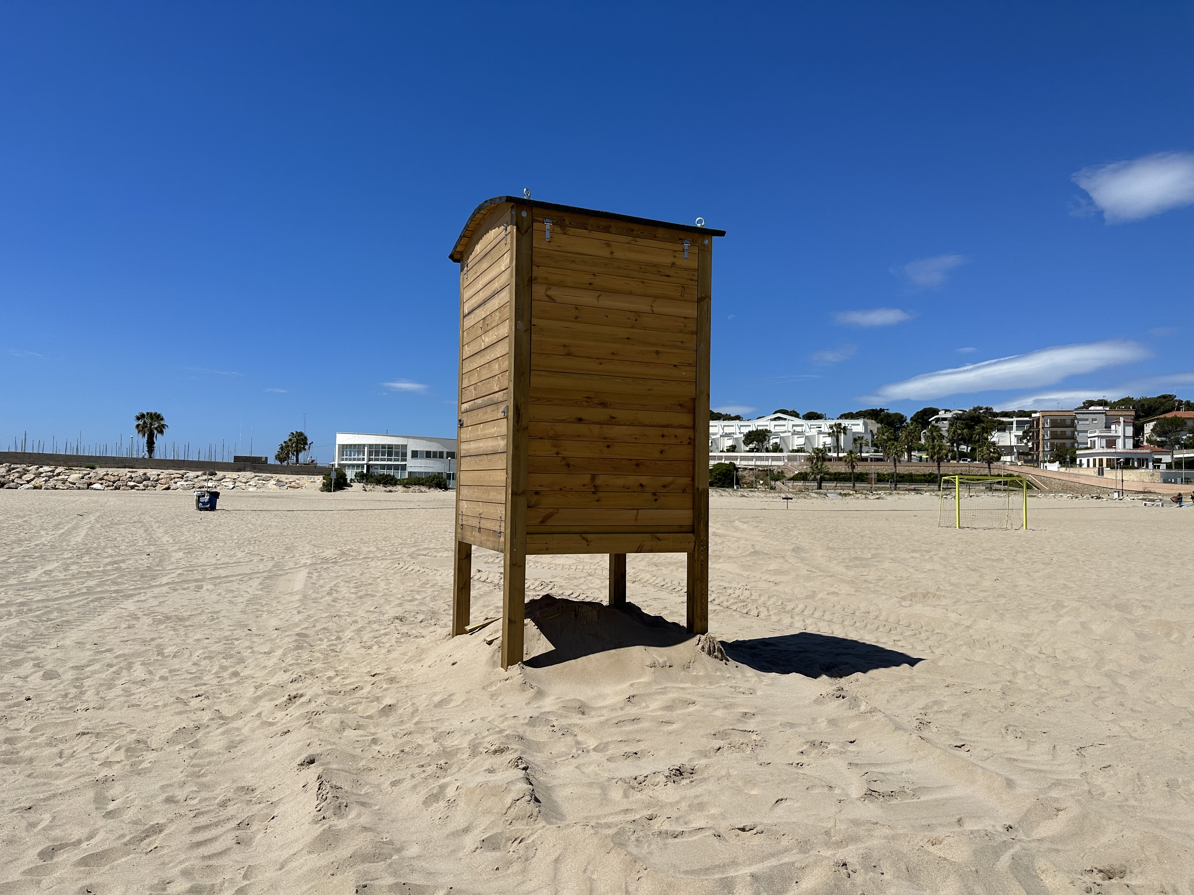 Les casetes i torres de vigilància s'han renovat per nous models de fusta tractada