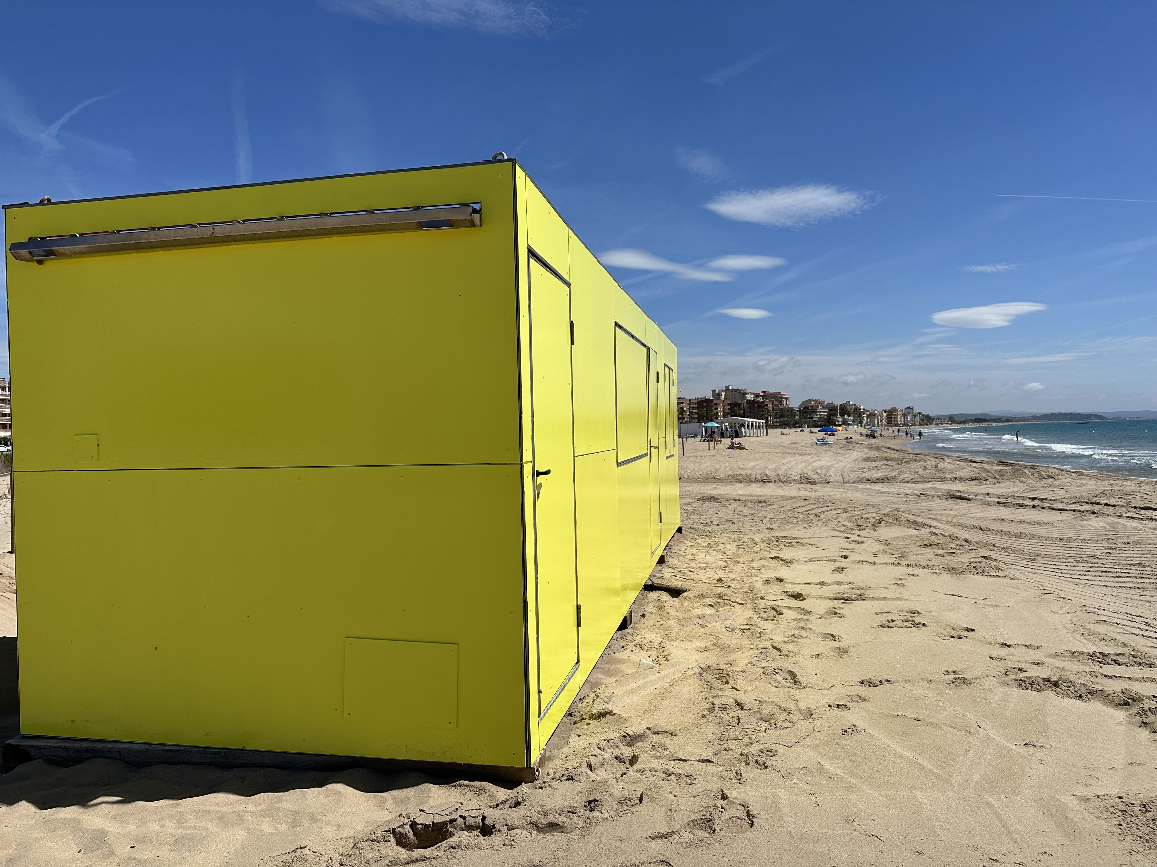 Les casetes SOS es pinten de groc per fer-les més visibles