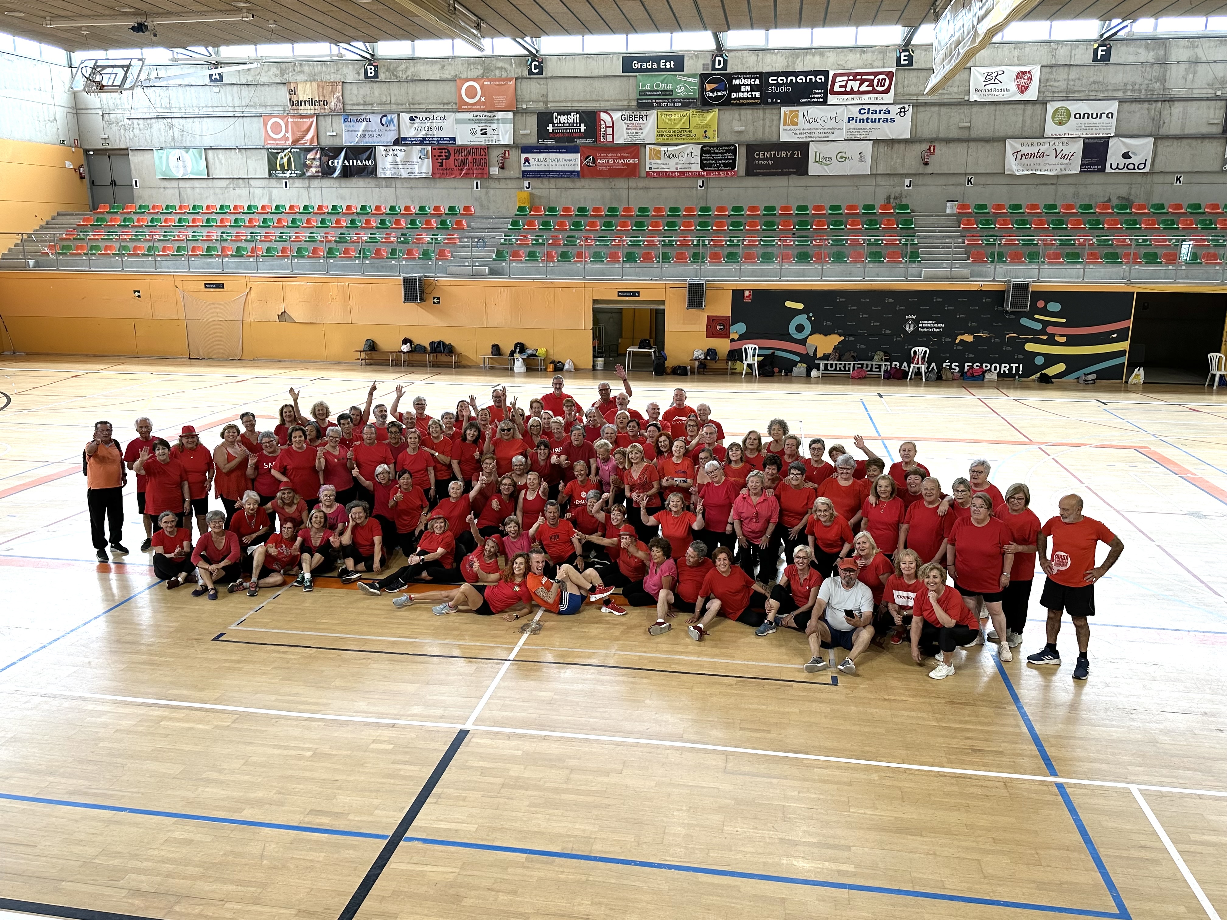 Imatge festa de final de curs de la gimnàstica de la gent gran