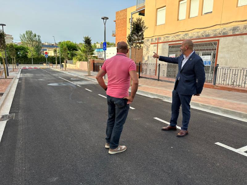 Foto de l'alcalde, Vale Pino, visitant les obres del carrer de Girona