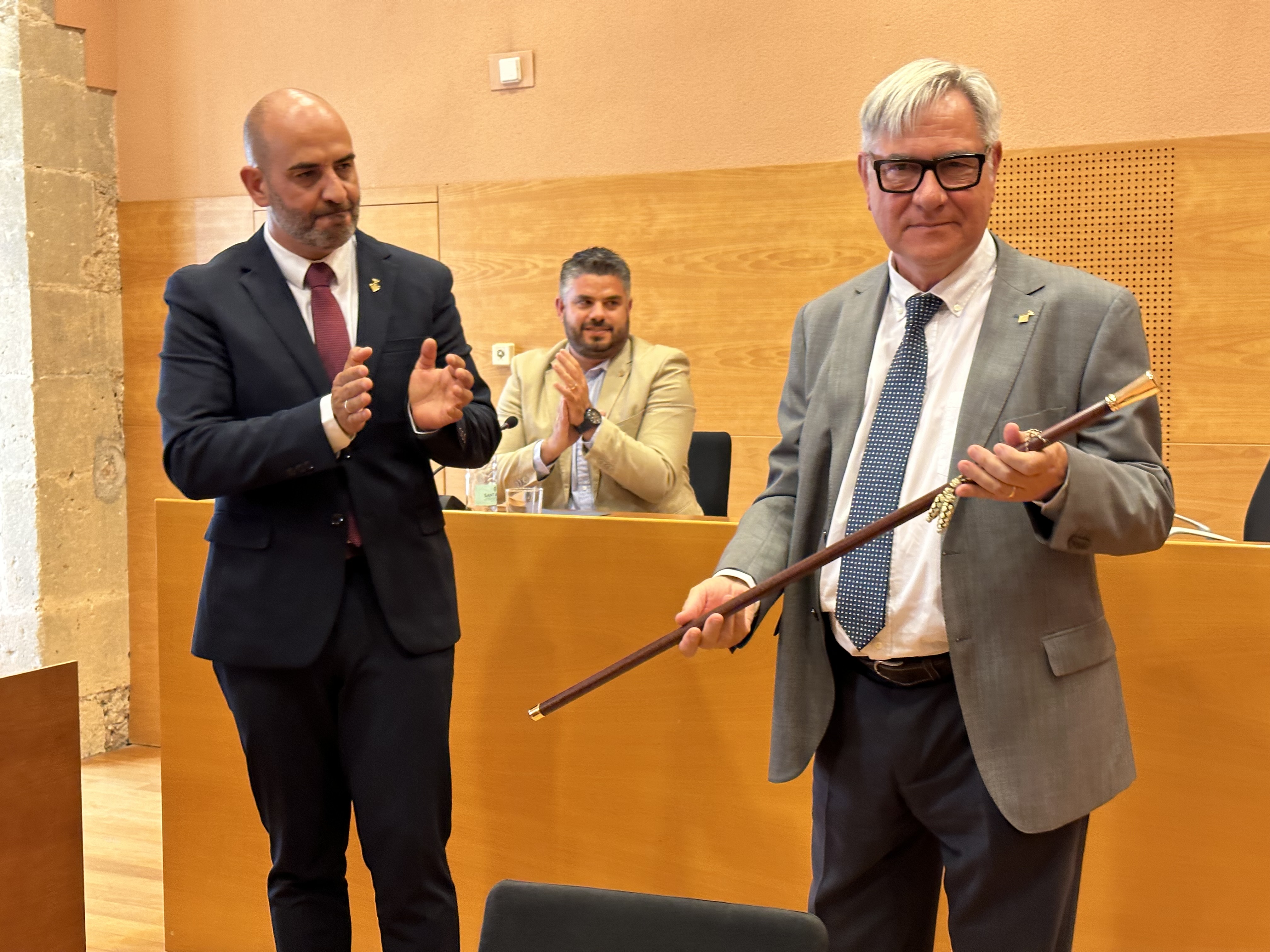 Eduard Rovira ha rebut un bastó de comandament amb motiu dels anys dedicats a l’Alcaldia