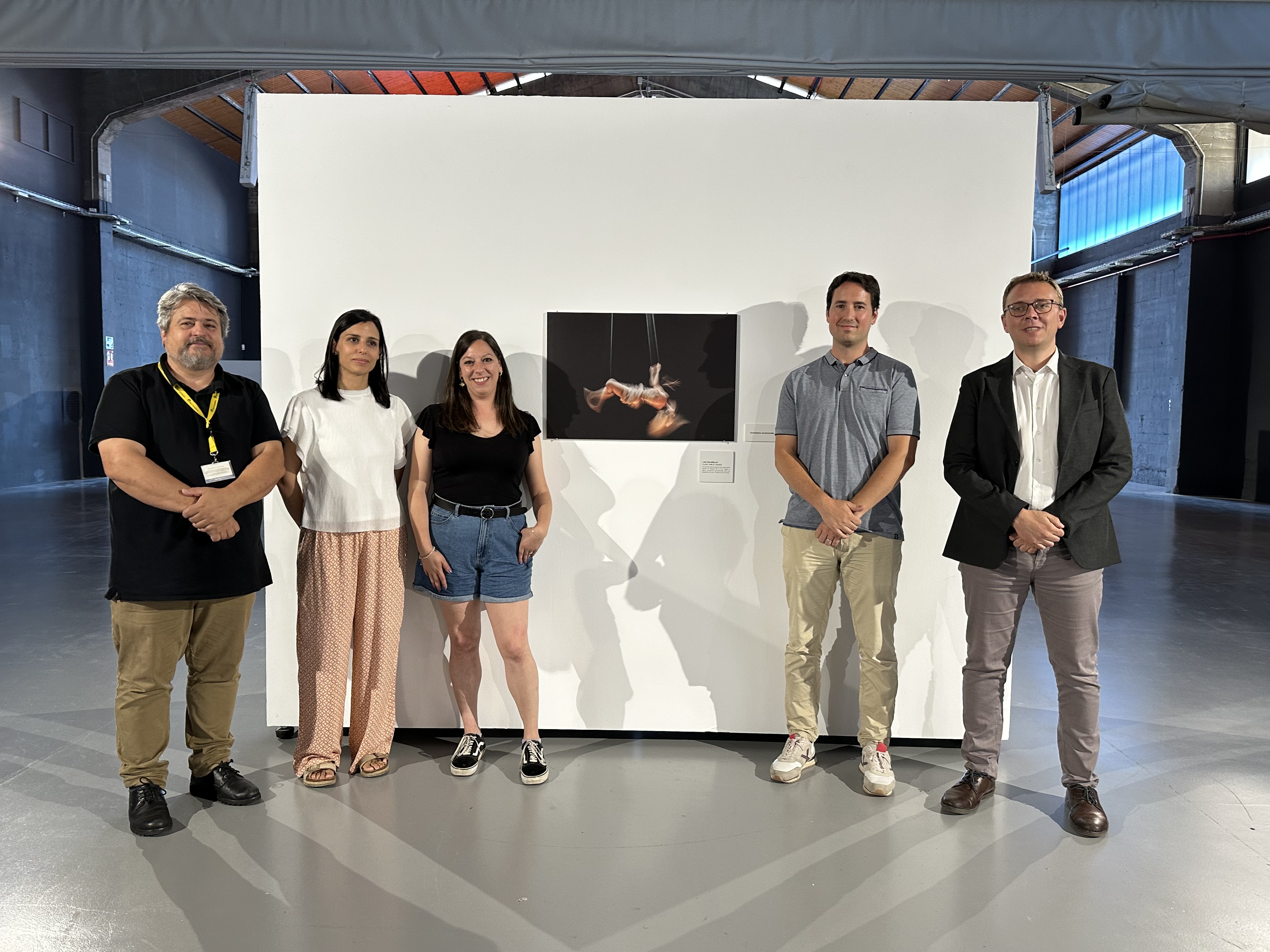 Organitzadors amb la fotoperiodista i la imatge guanyadora