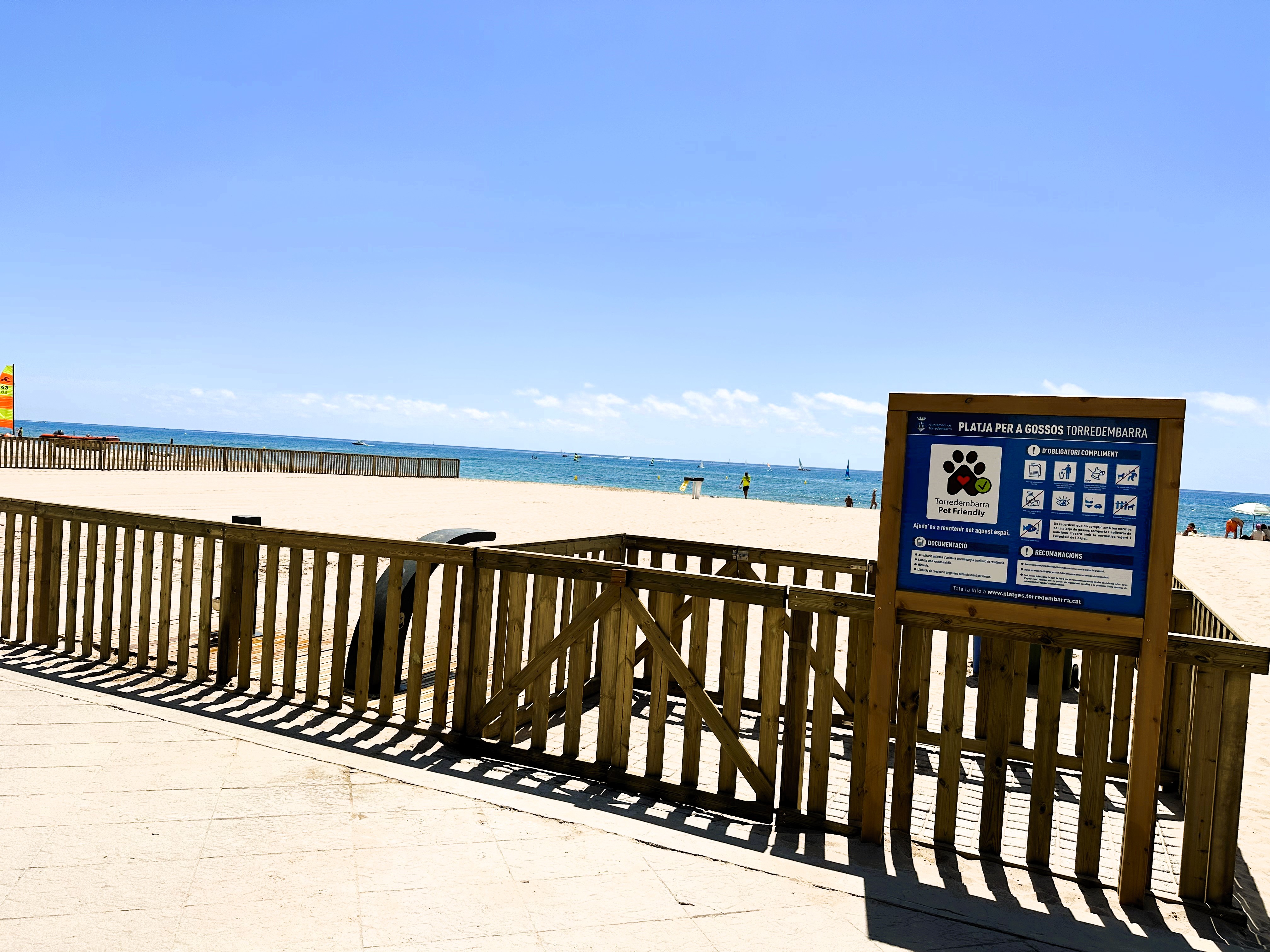 Tanca perimetral i cartelleria informativa de la platja per a gossos