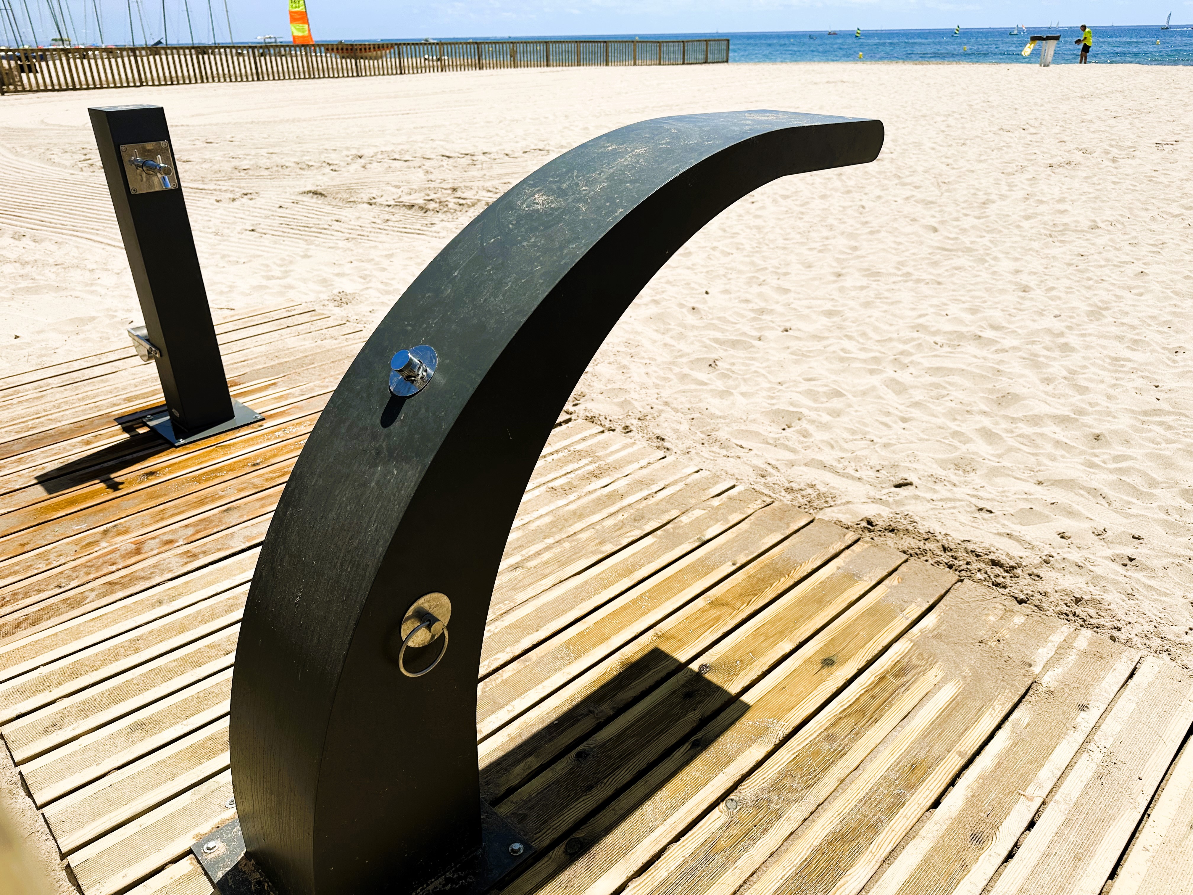 La platja per a gossos disposa d'una font d'aigua i d'una dutxa.