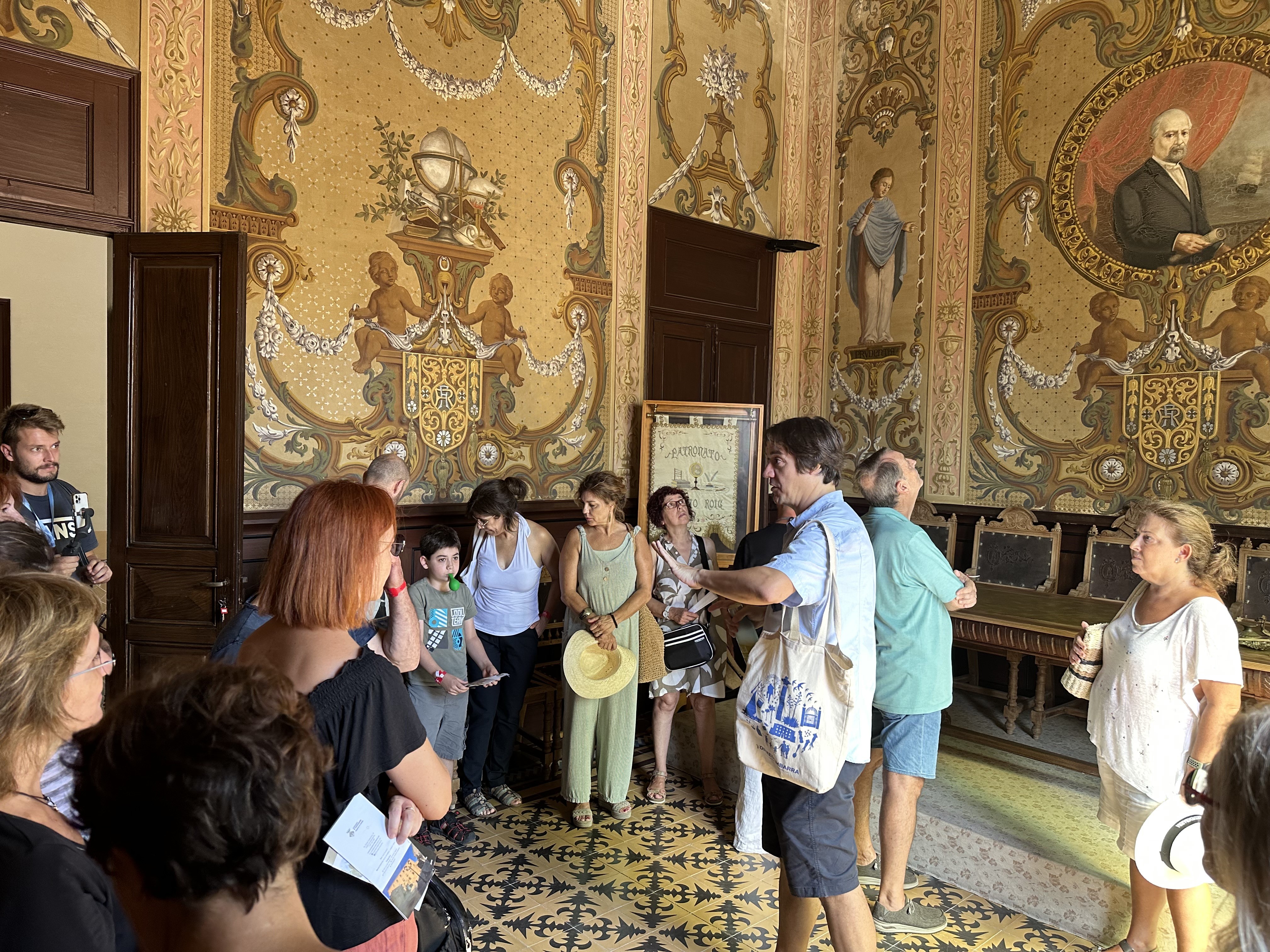 Foto d'una de les visites sobre els Indians a la sala Noble del Patronat Antoni Roig