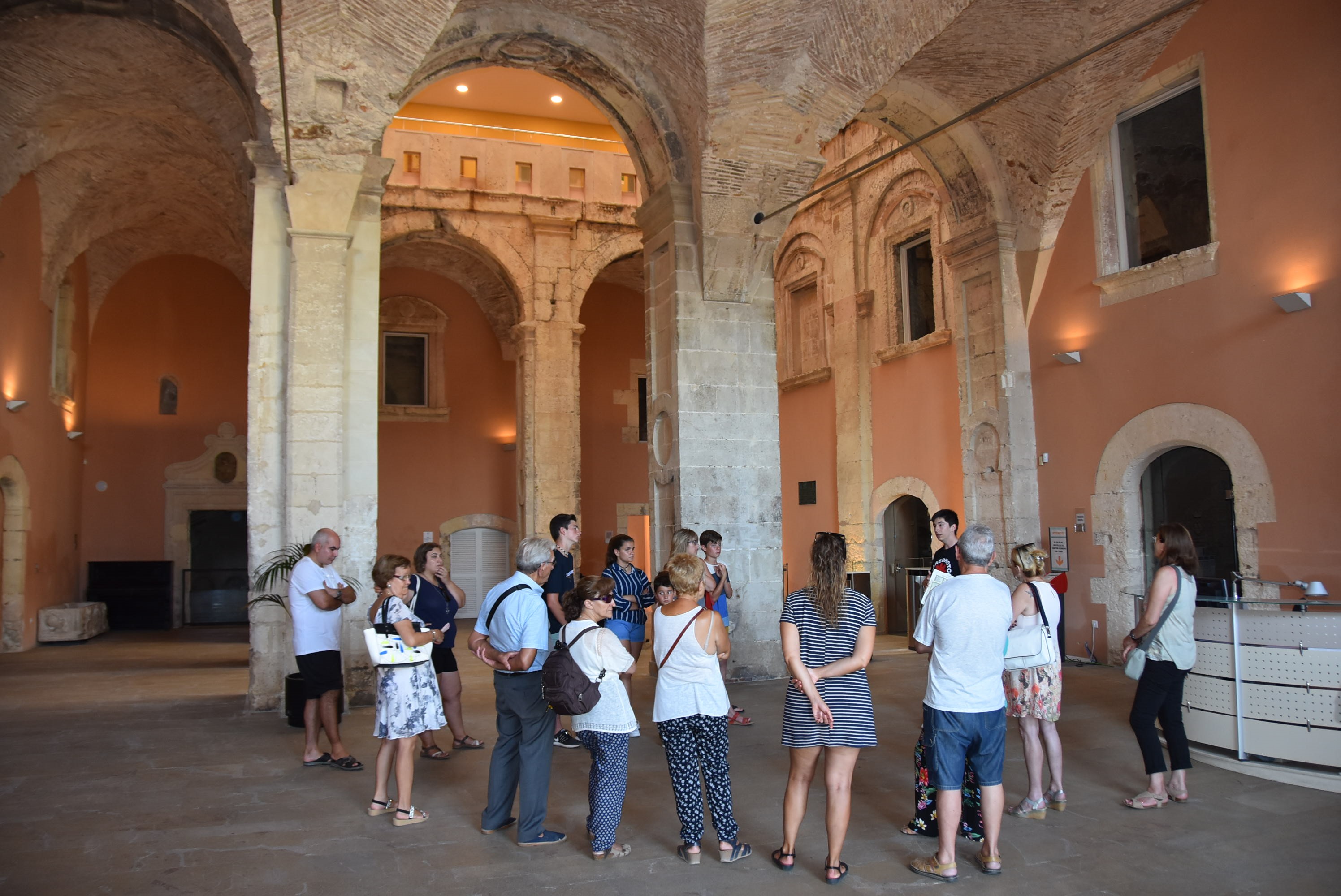 Foto durant el recorregut d'una de les visites al Nucli antic