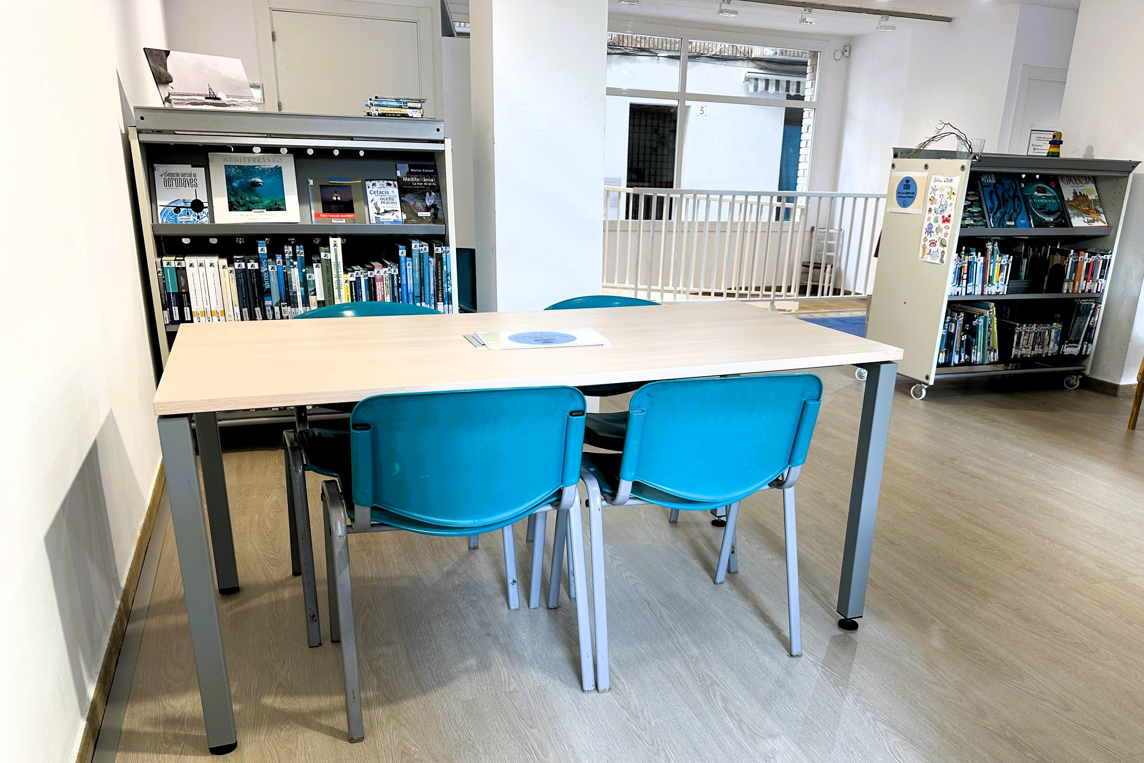 Interior de la Biblioteca de Baix a Mar, amb el nou paviment