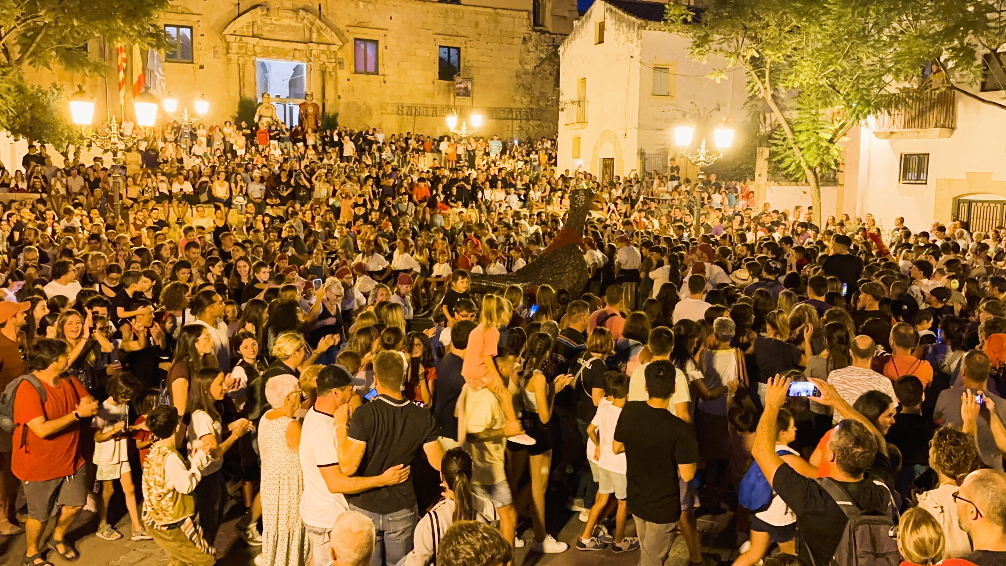 El públic balla amb l'Àliga, en el final de la Passada del Seguici Popular del 2023