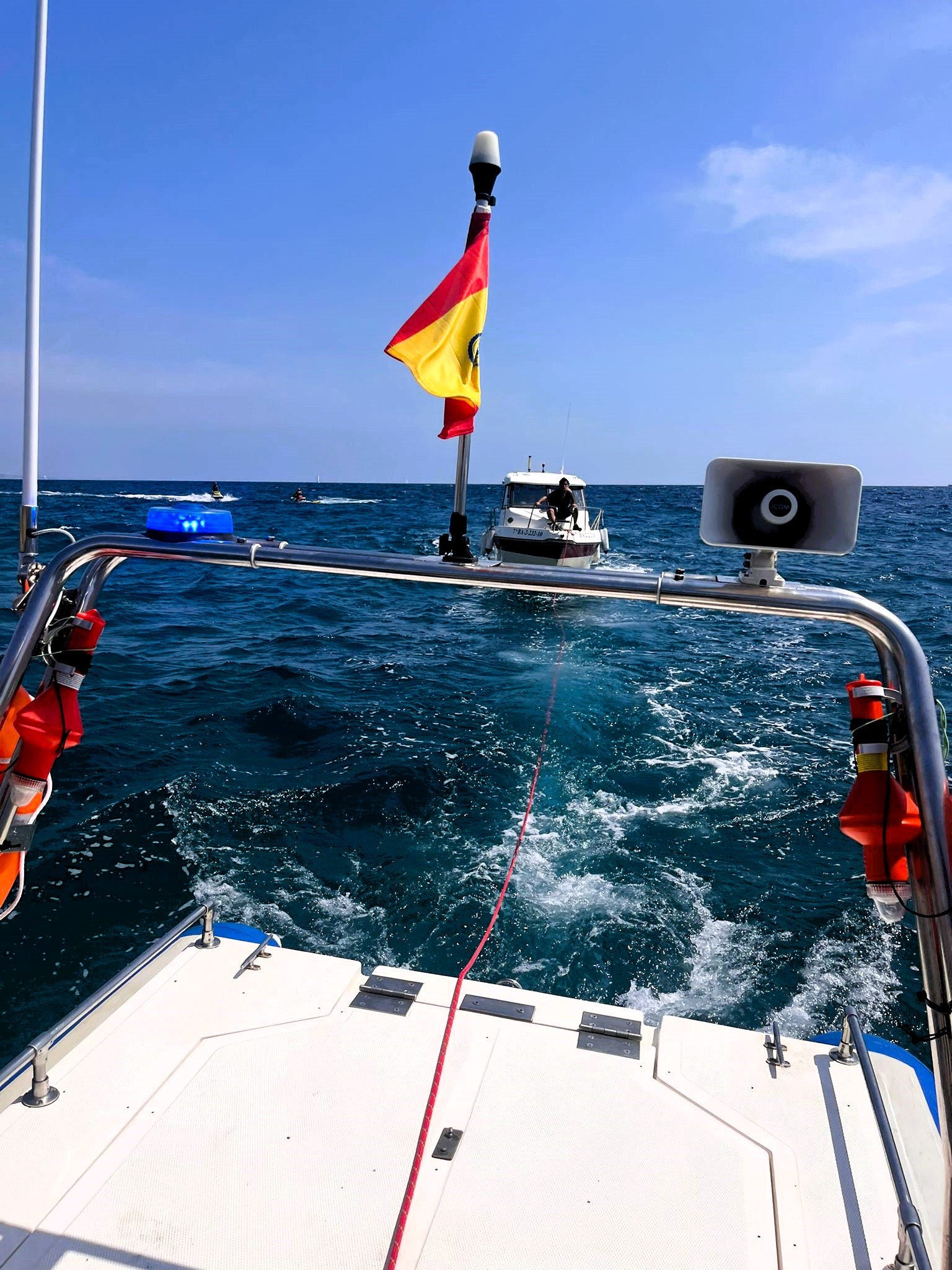 La Policia Local remolca l'embarcació accidentada