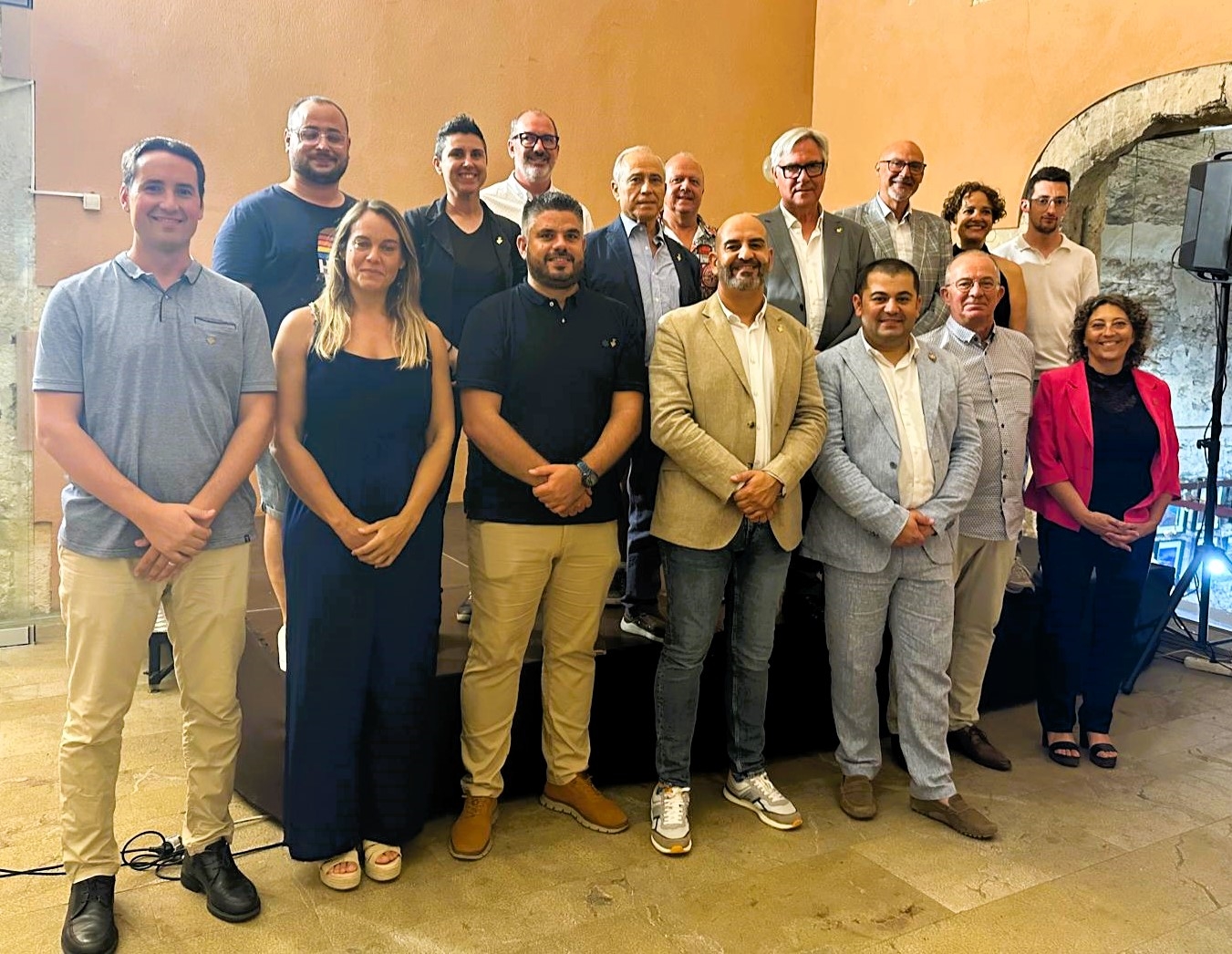 Imatge dels alcaldes i representants de Torredembarra i Villars, durant la recepció oficial