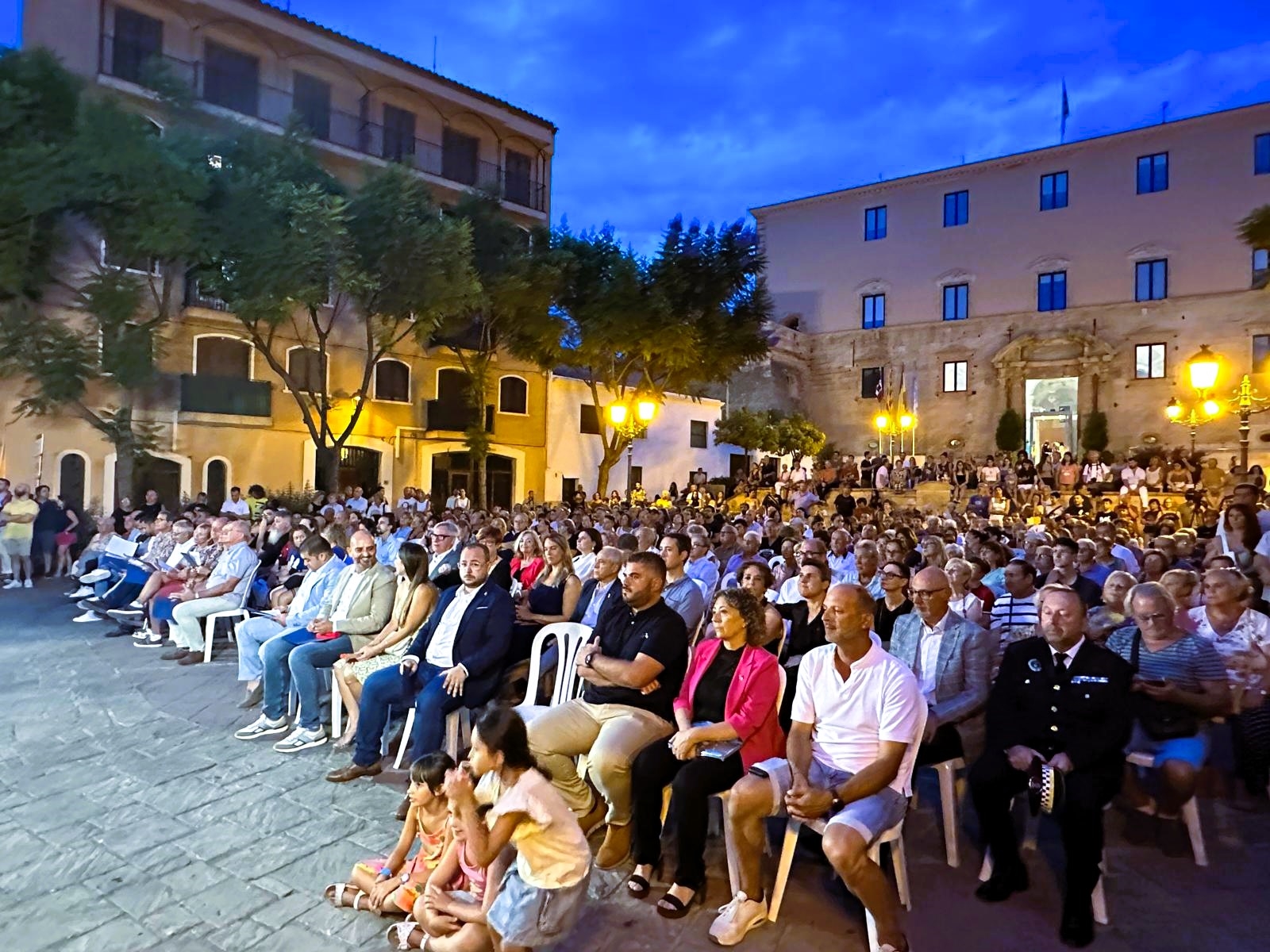 Vista general del públic assistent a la lectura del pregó de Festa Major