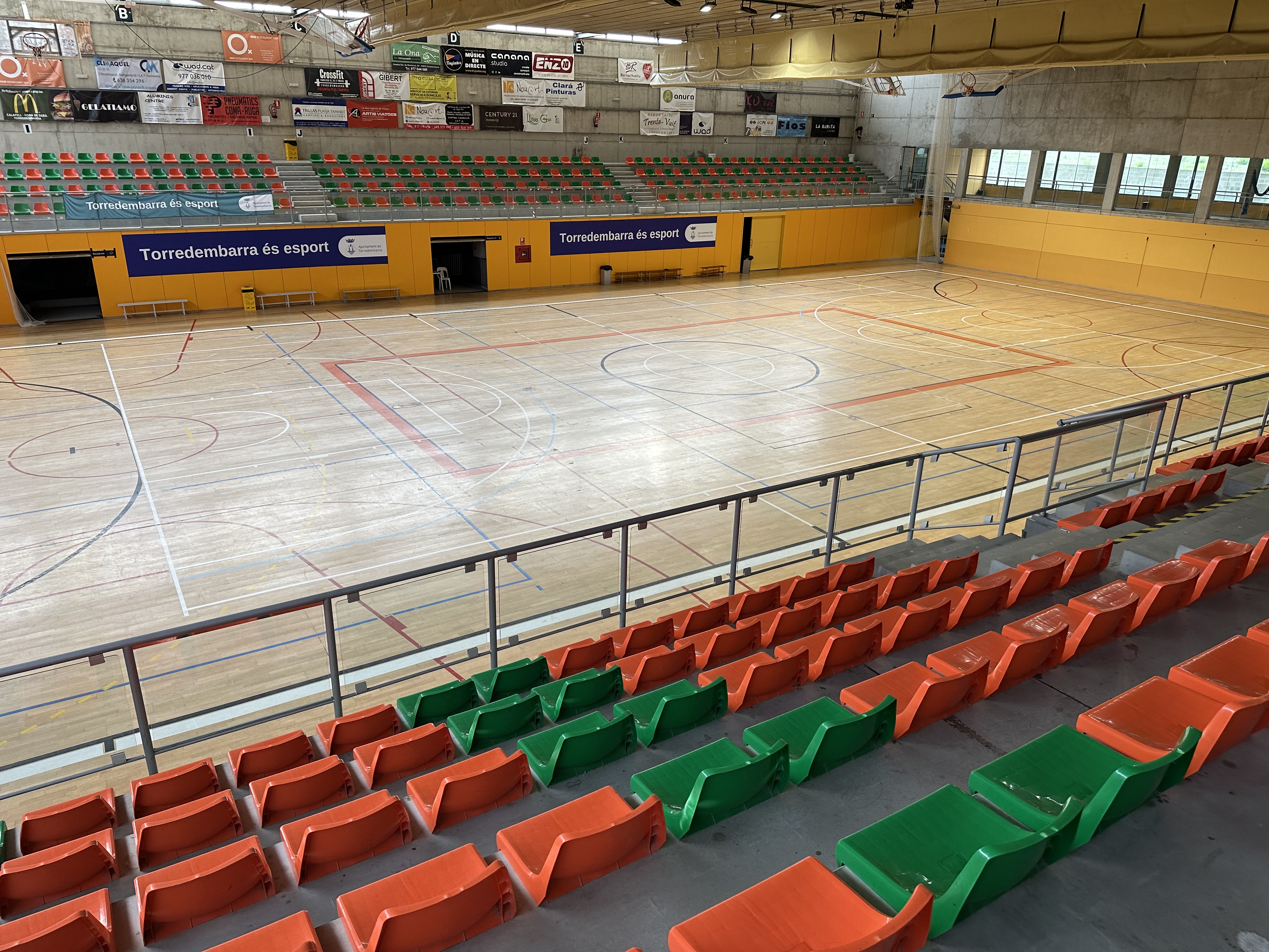 Millores a la paret pista Pavelló Municipal Sant Jordi