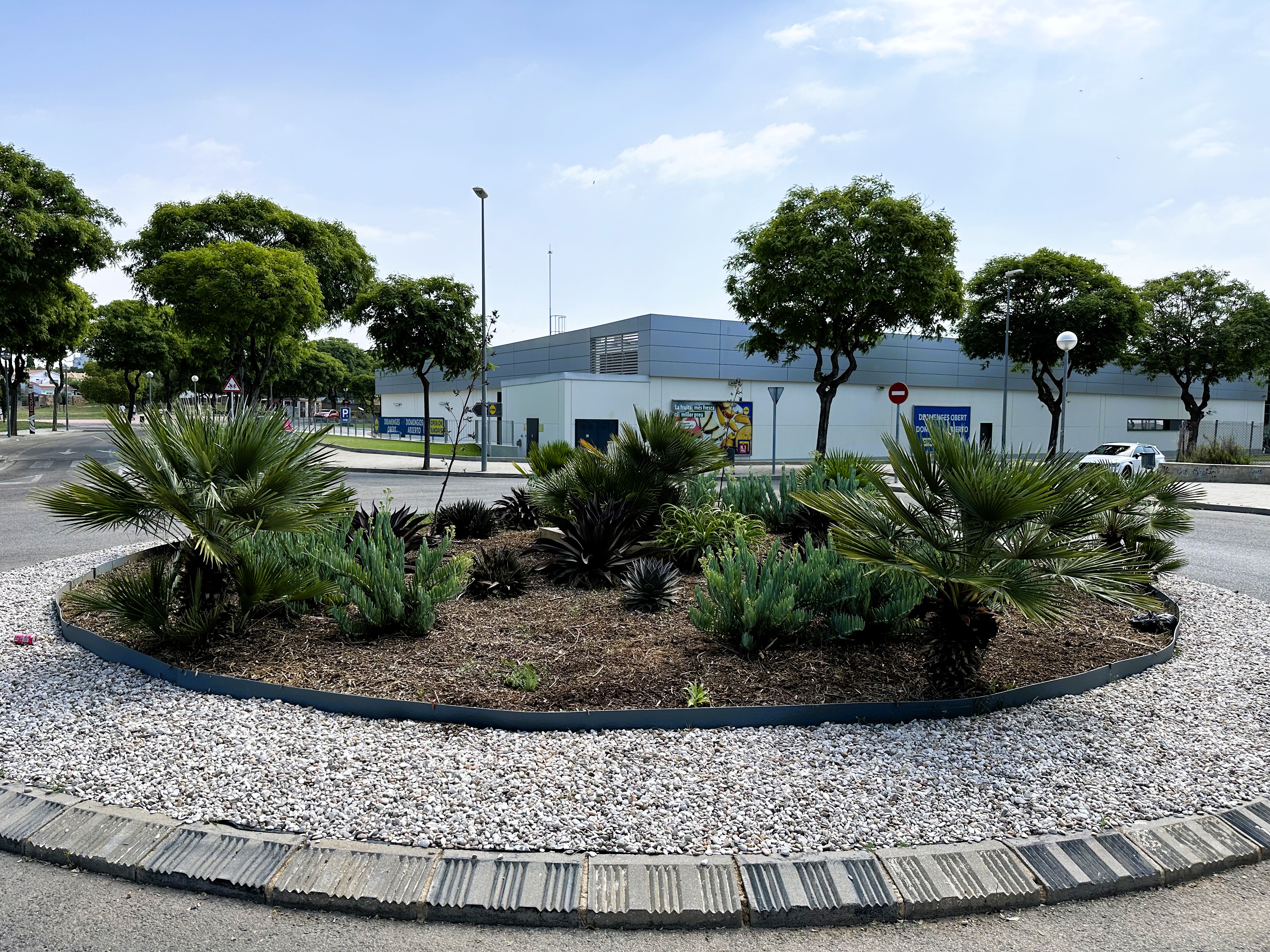 Enjardinament de la rotonda del carrer de Josep Pujol i Muntaner