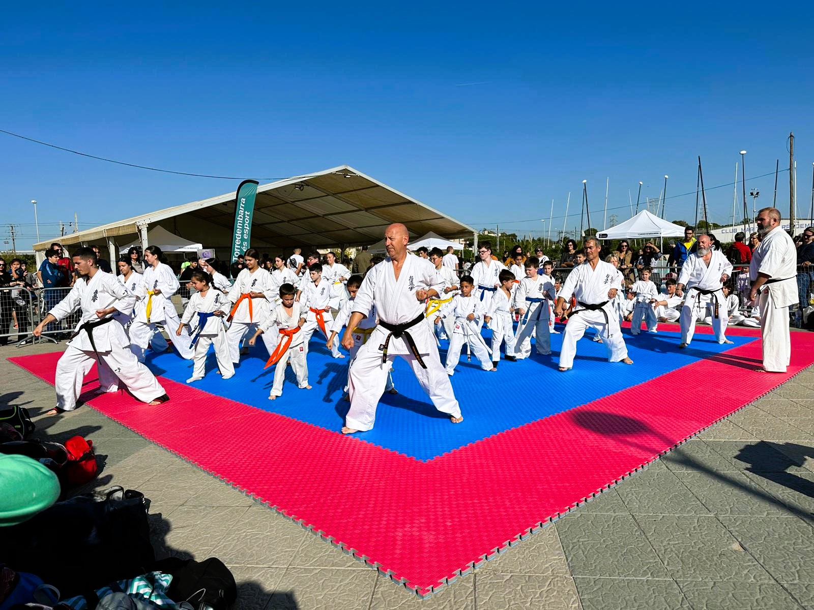 Foto d'una exhibició de karate de la Festa de l'Esport