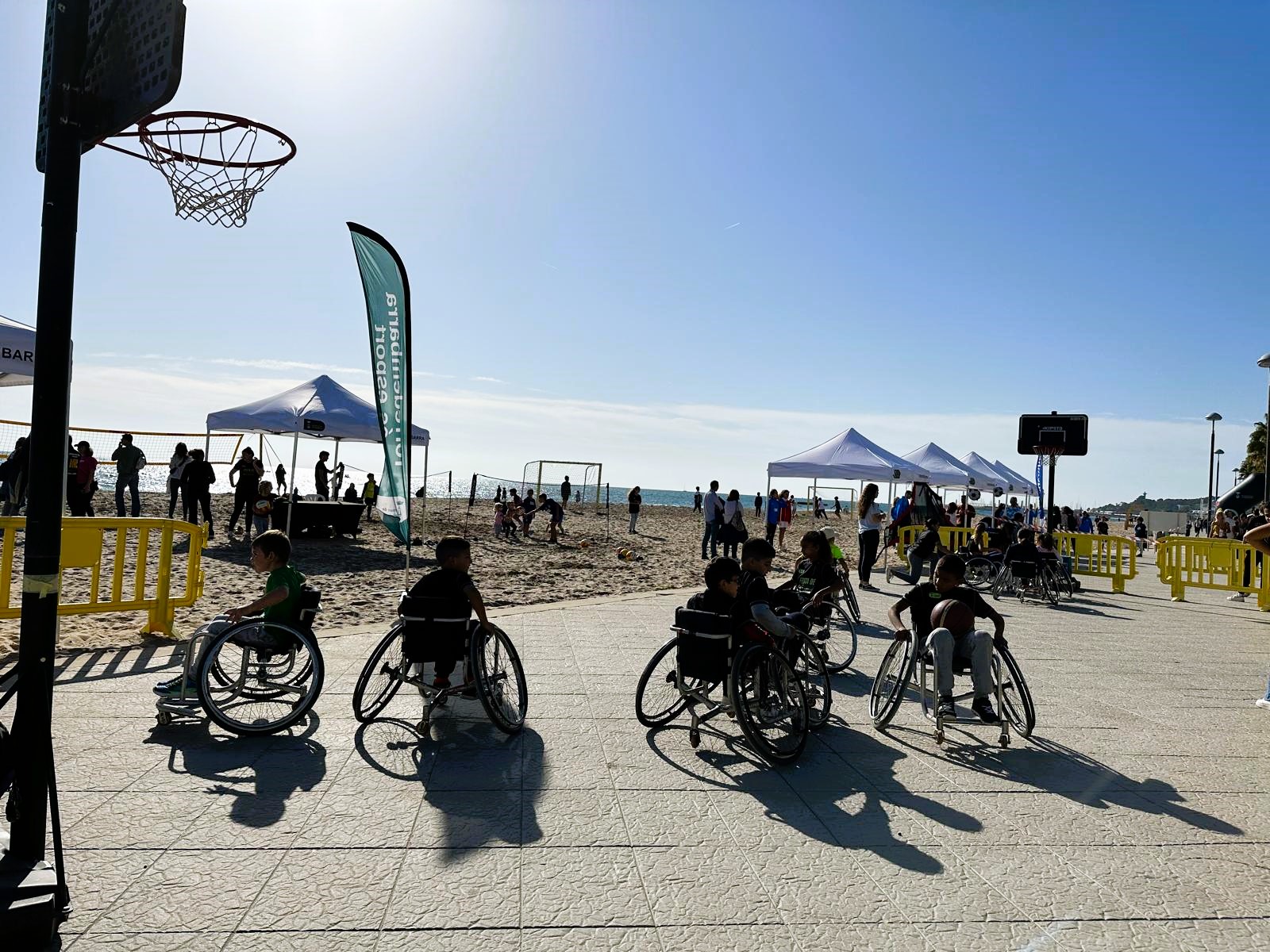 Foto del bàsquet adaptat a la Festa de l'Esport