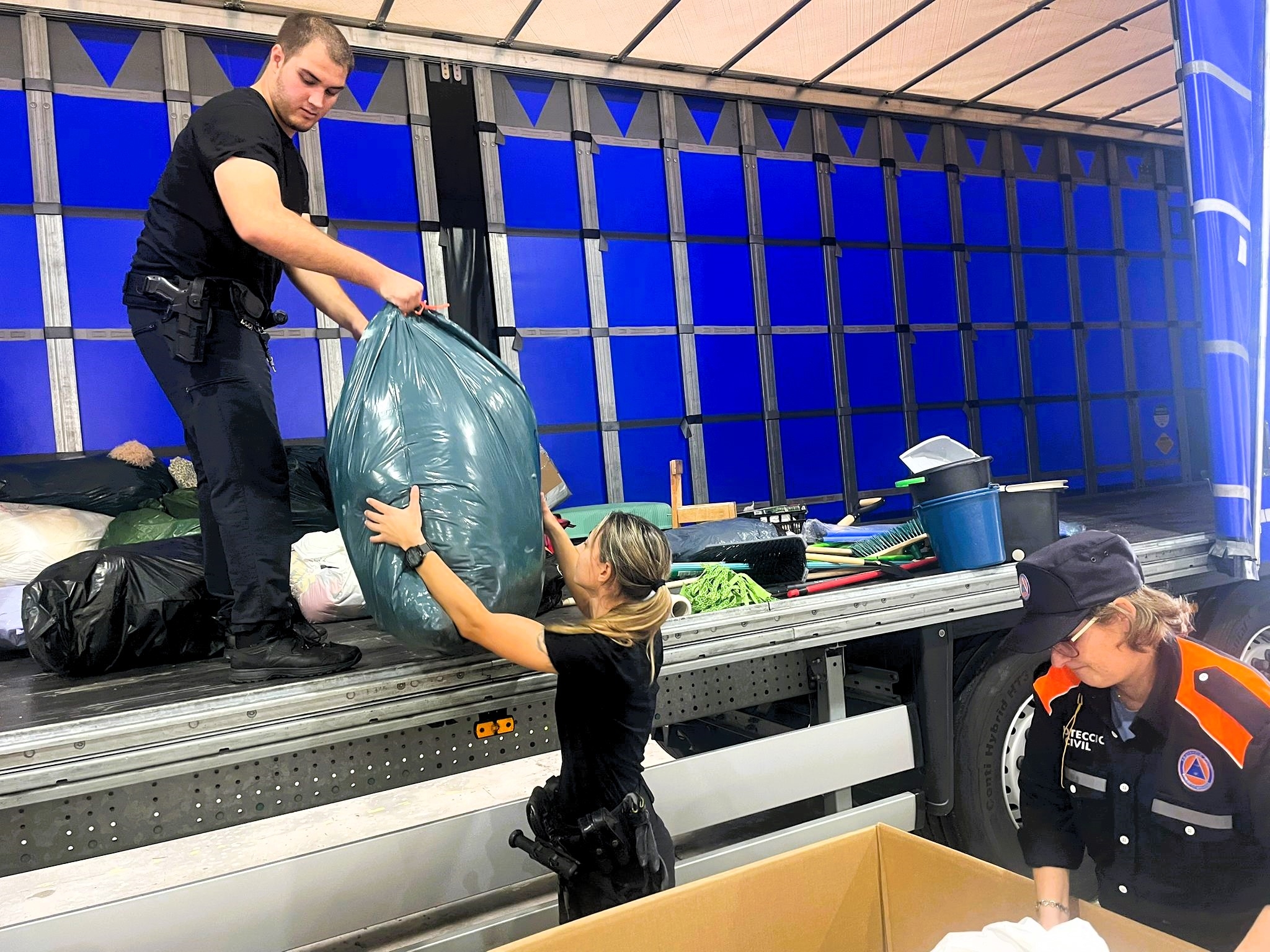 Descàrrega delmaterial solidari a Almussafes