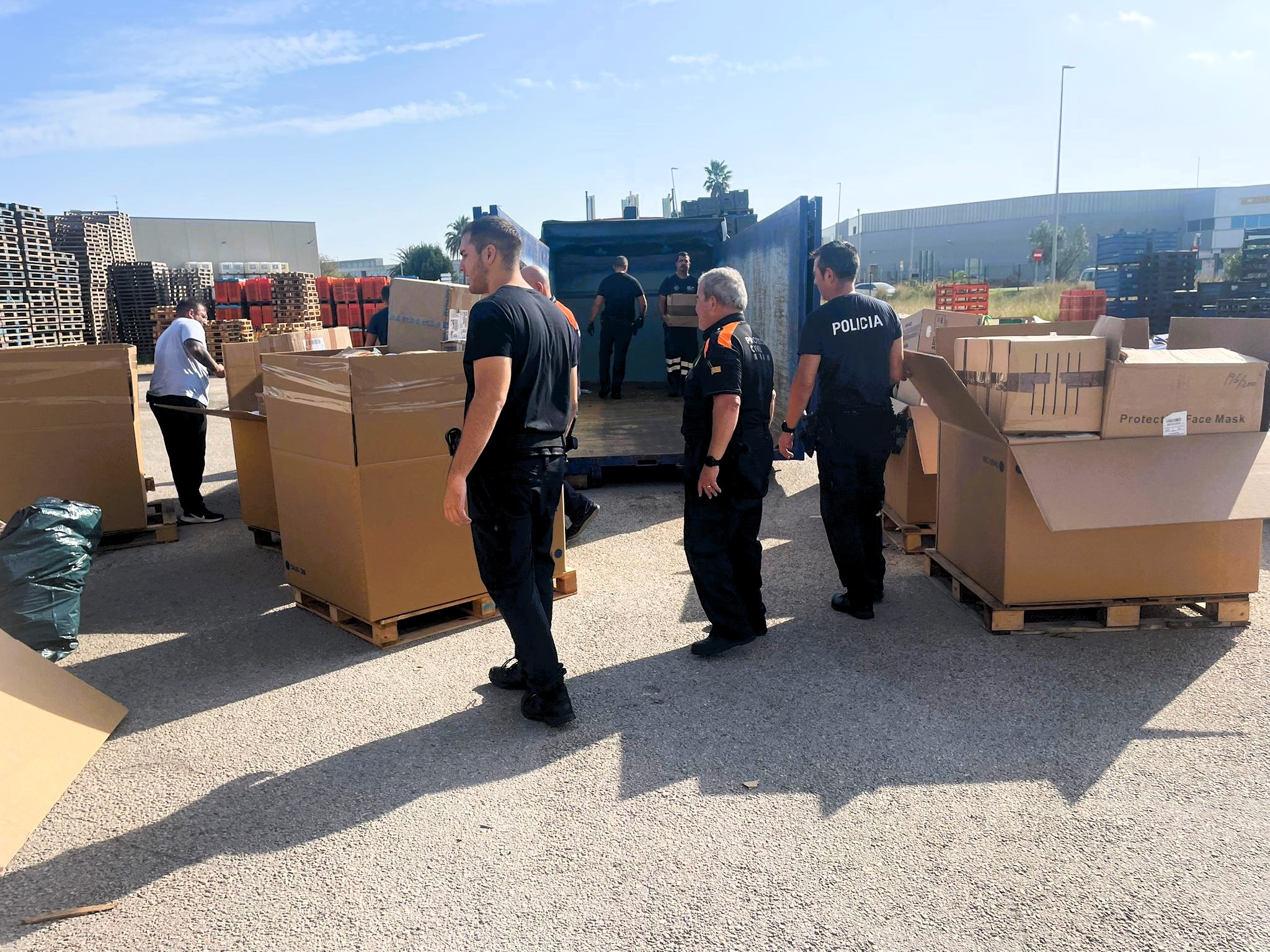 Descàrrega del material solidari a Almussafes