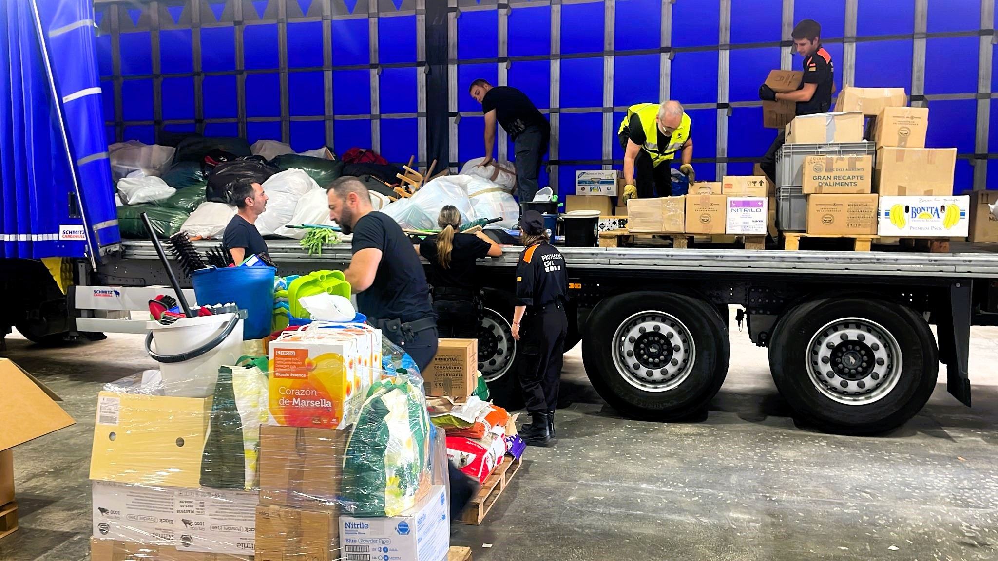 Descàrrega delmaterial solidari a Almussafes