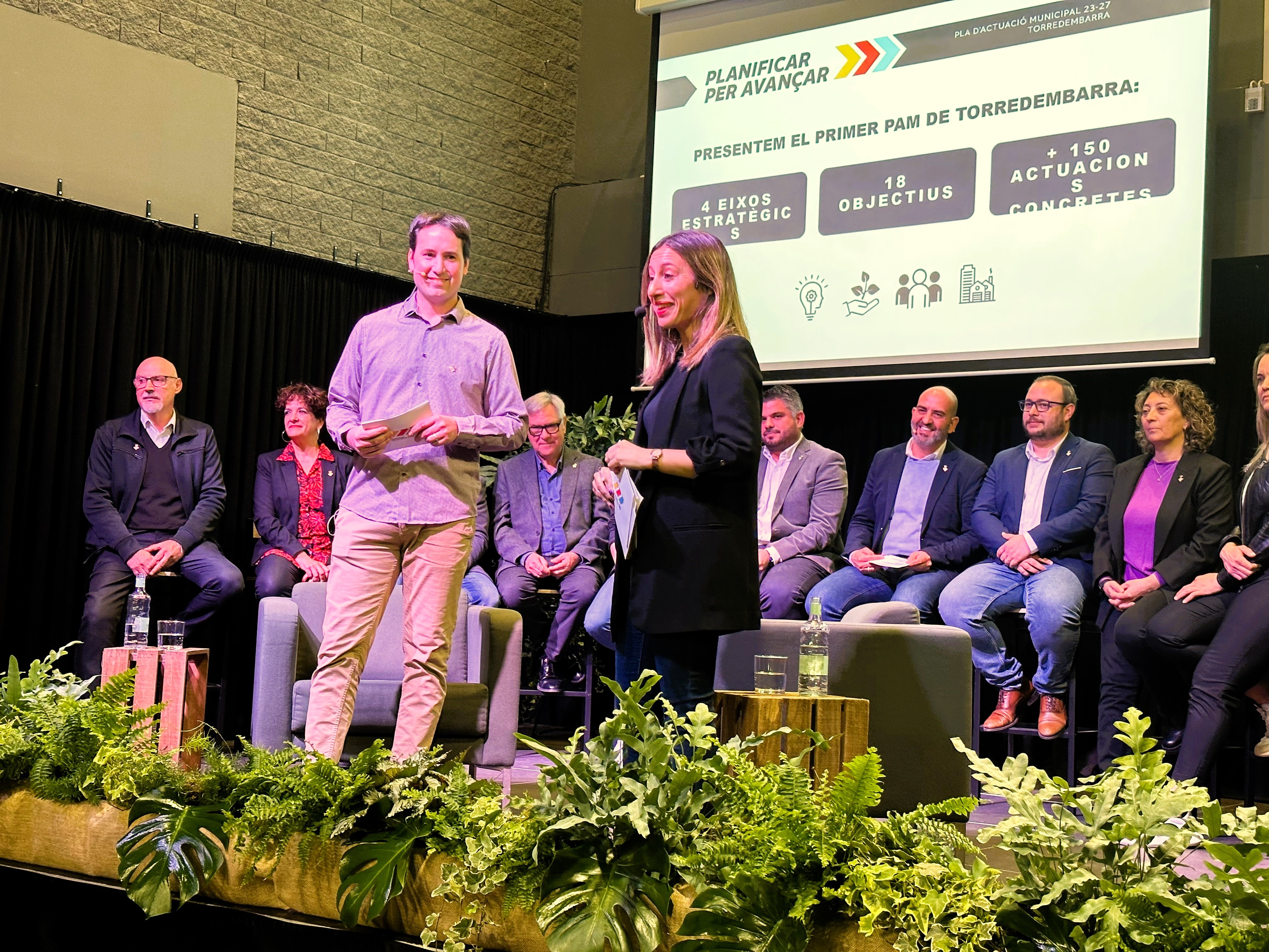 El regidor de Govern Obert, Joel Ramírez, explicant què és el Pla d'Actuació Municipal