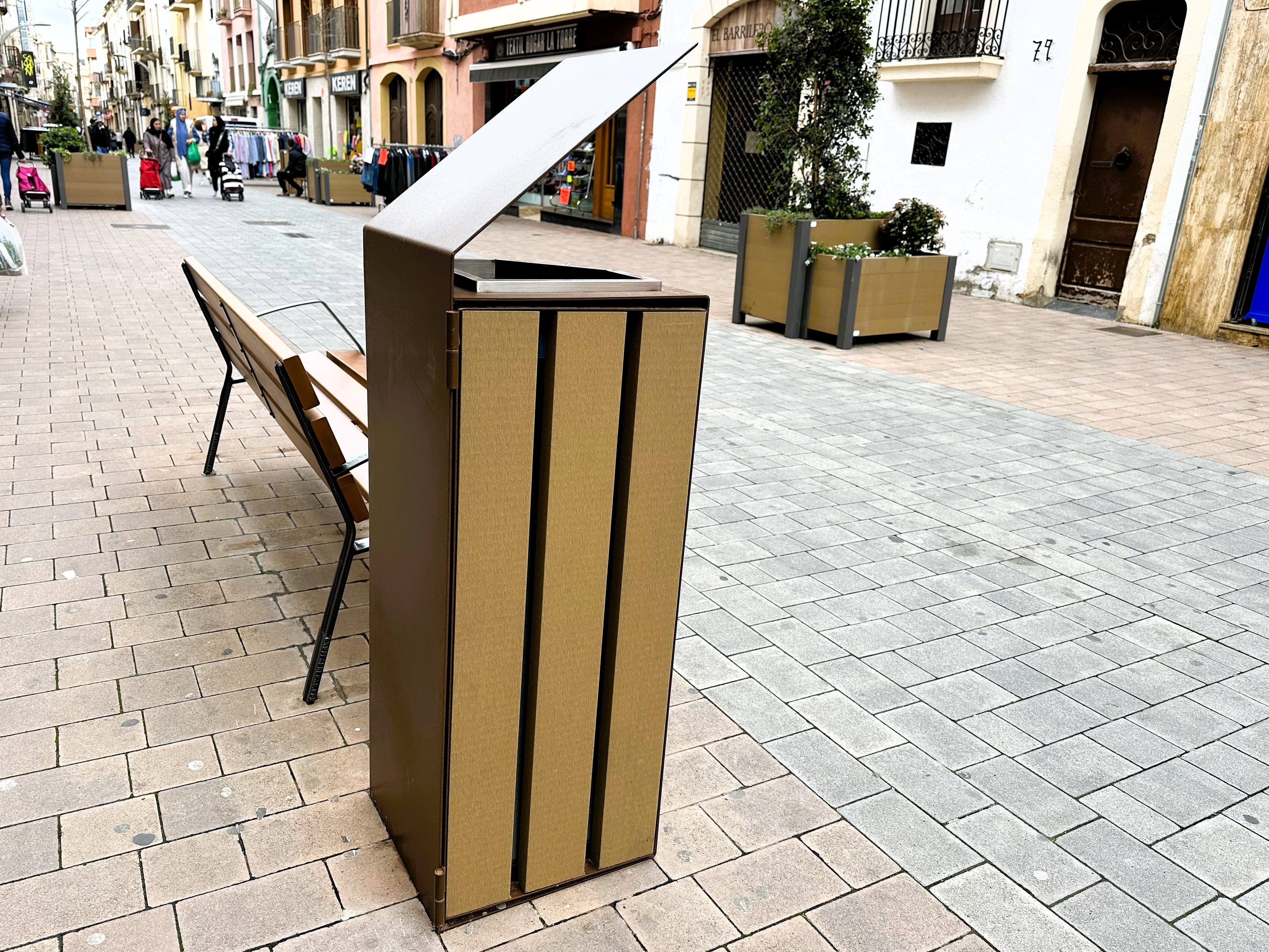 Renovació mobiliari carrer d'Antoni Roig