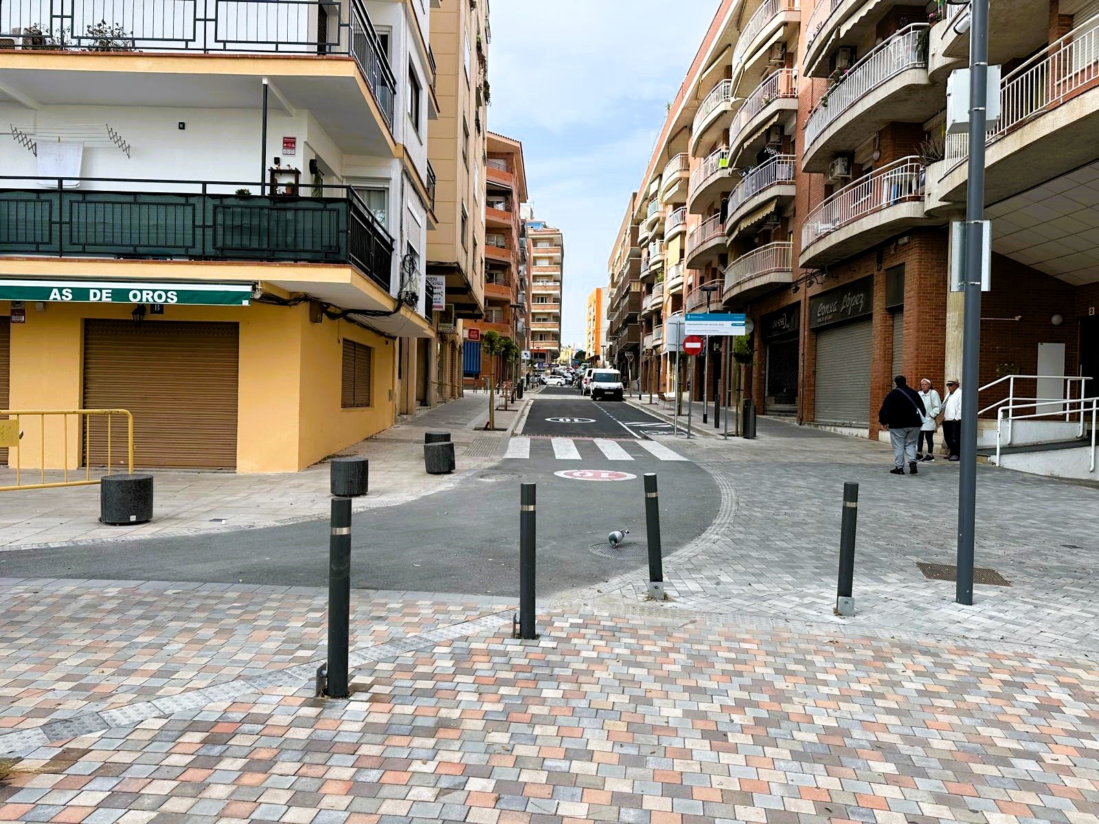 Obre el tram del carrer de Lleida, entre pl. Catalunya i Pere Badia, després de les obres d’urbanització