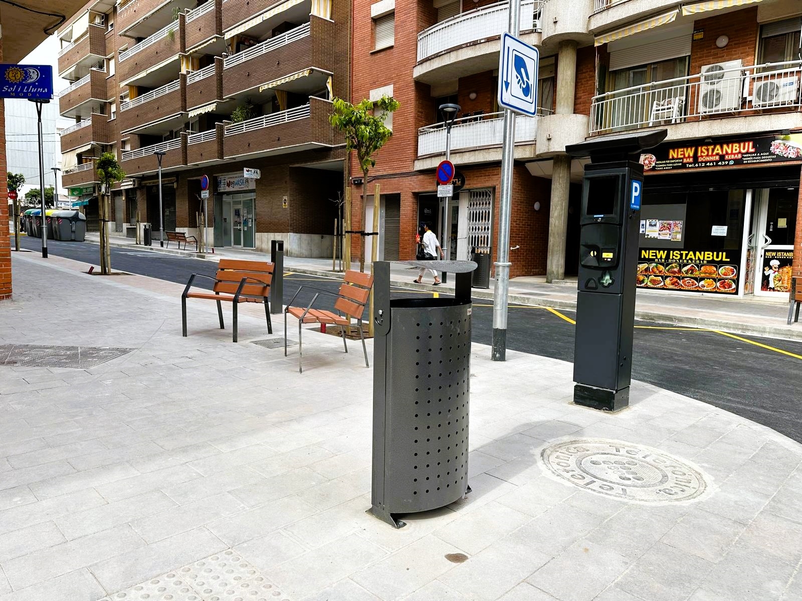 Obre el tram del carrer de Lleida, entre pl. Catalunya i Pere Badia, després de les obres d’urbanització