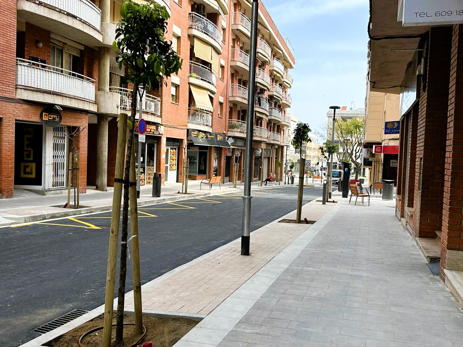 Obre el tram del carrer de Lleida, entre pl. Catalunya i Pere Badia, després de les obres d’urbanització