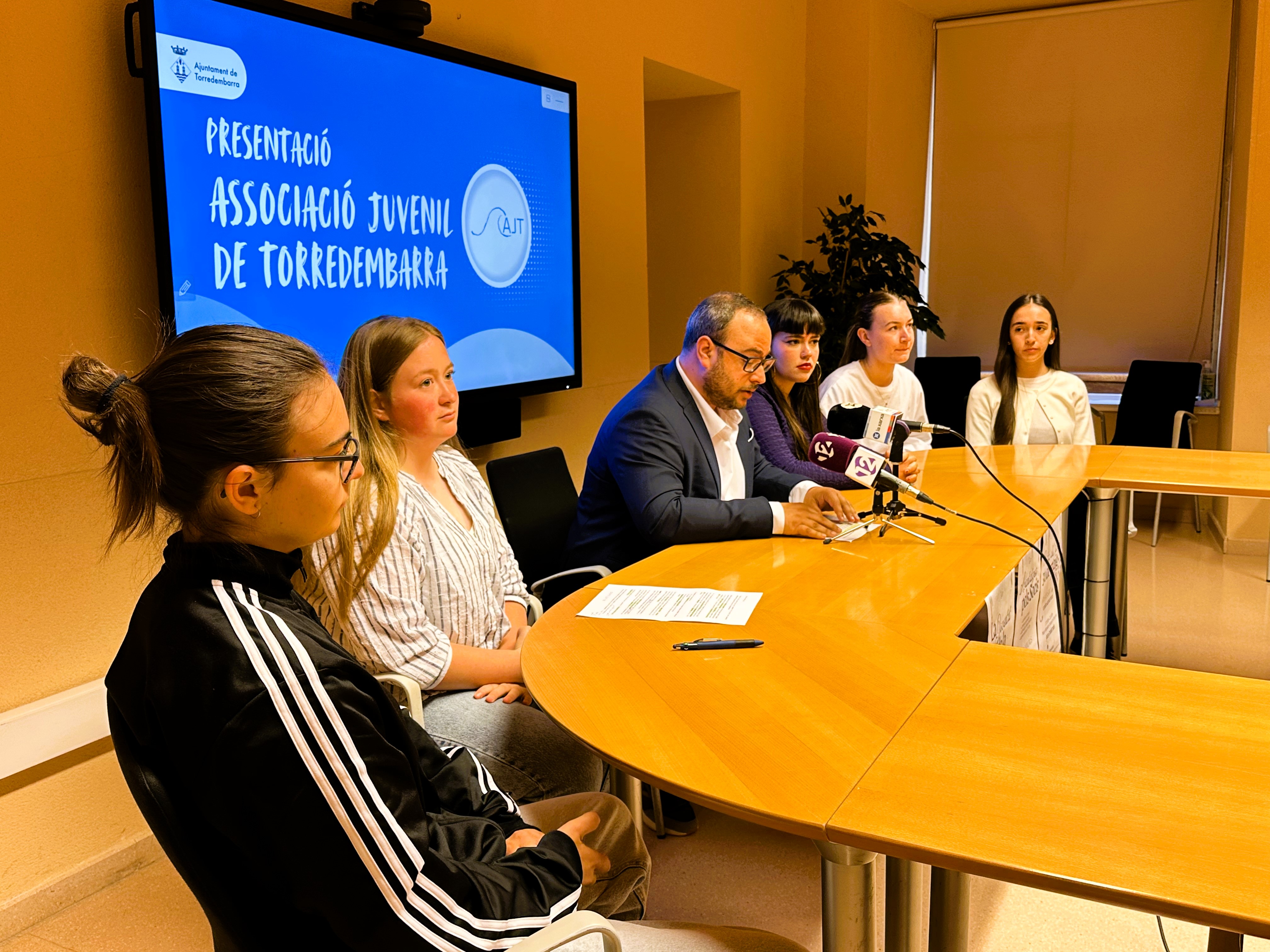 Roda de premsa de presentació de l'Associació de Joves de Torredembarra