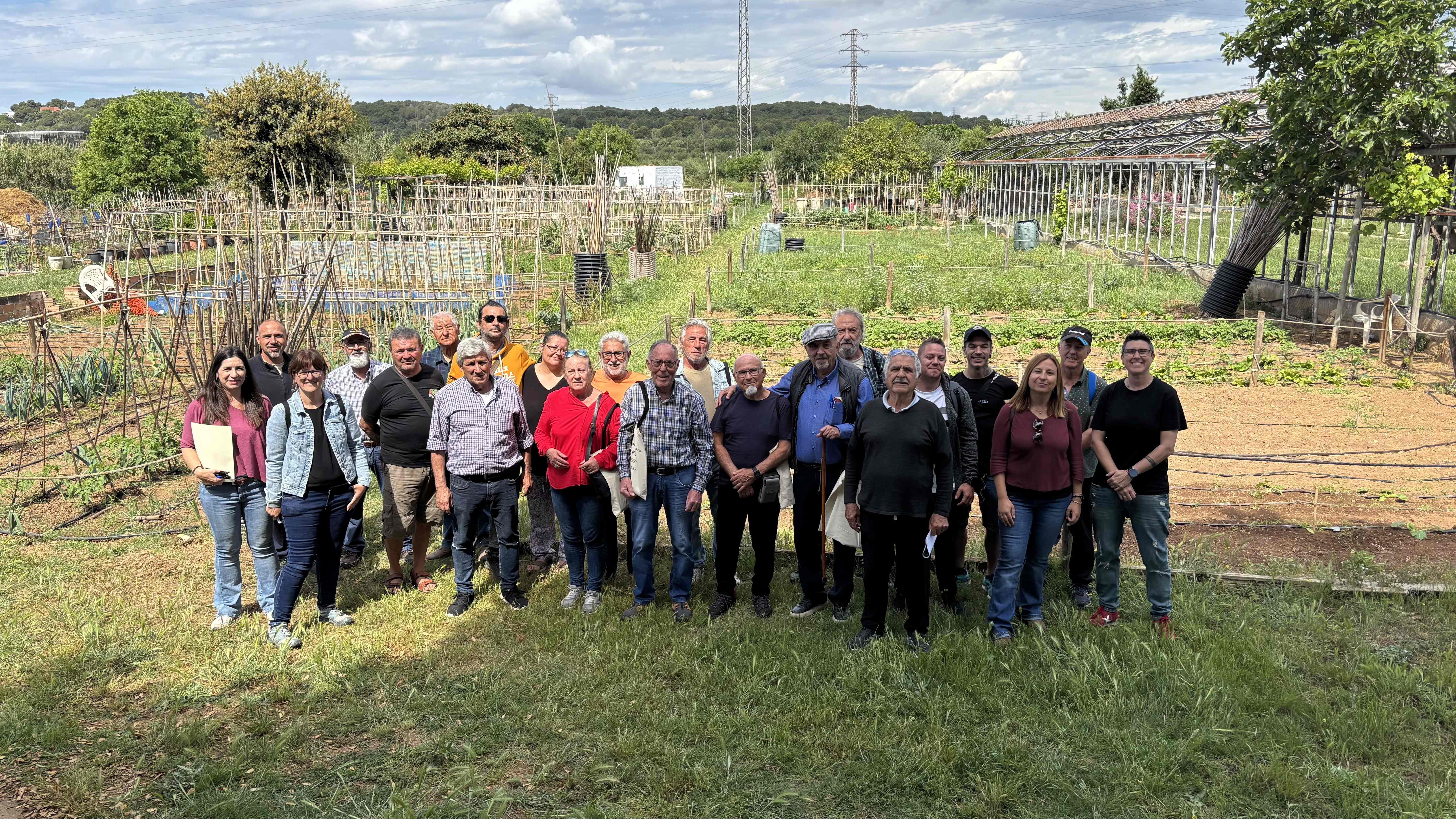 Foto de grup dels nous adjudicataris, amb la regidora de Sostenibilitat i personal de l'Ajuntament