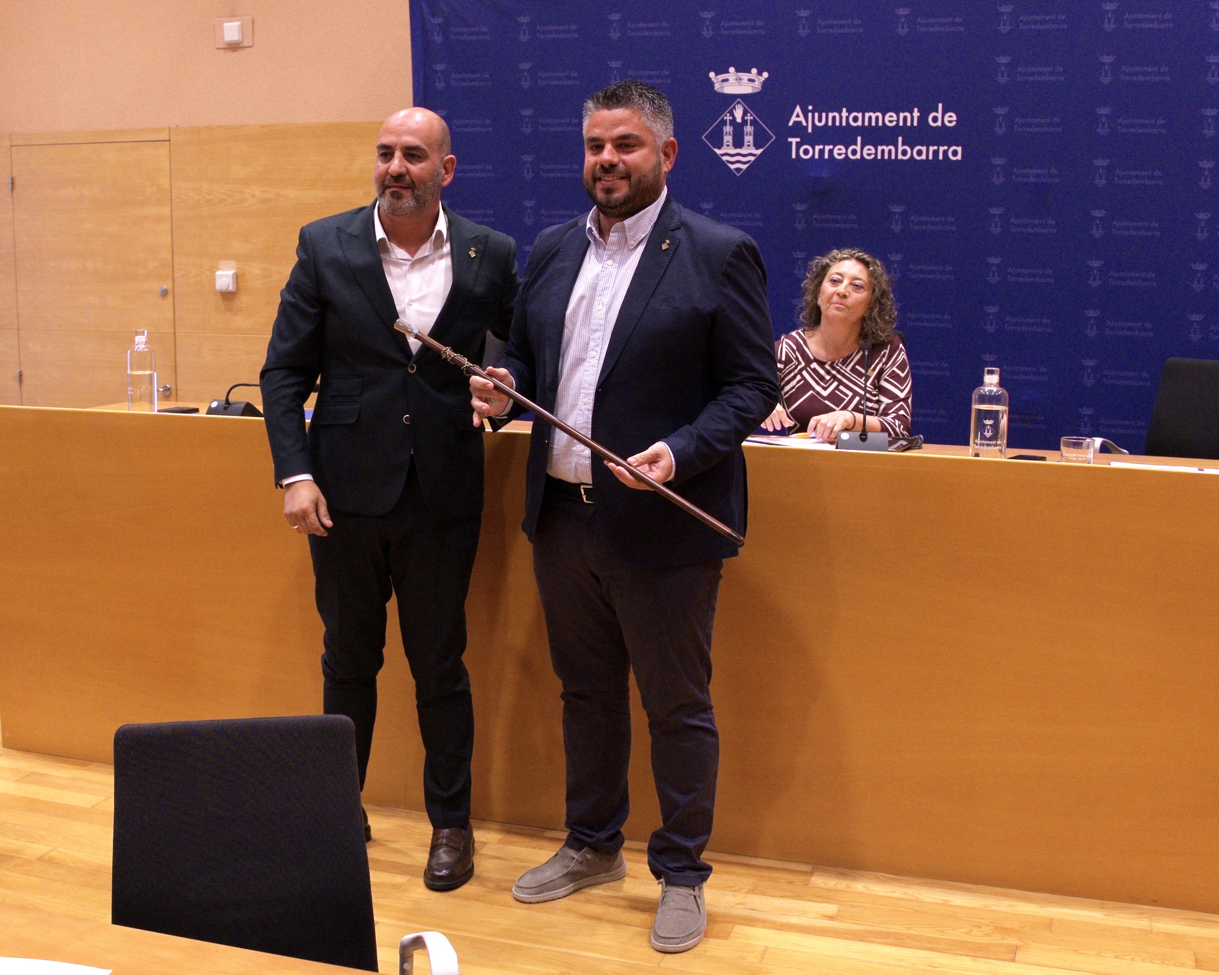 L'anterior alcalde, Vale Pino, lliura el bastó de comandament al nou alcalde, Raúl García