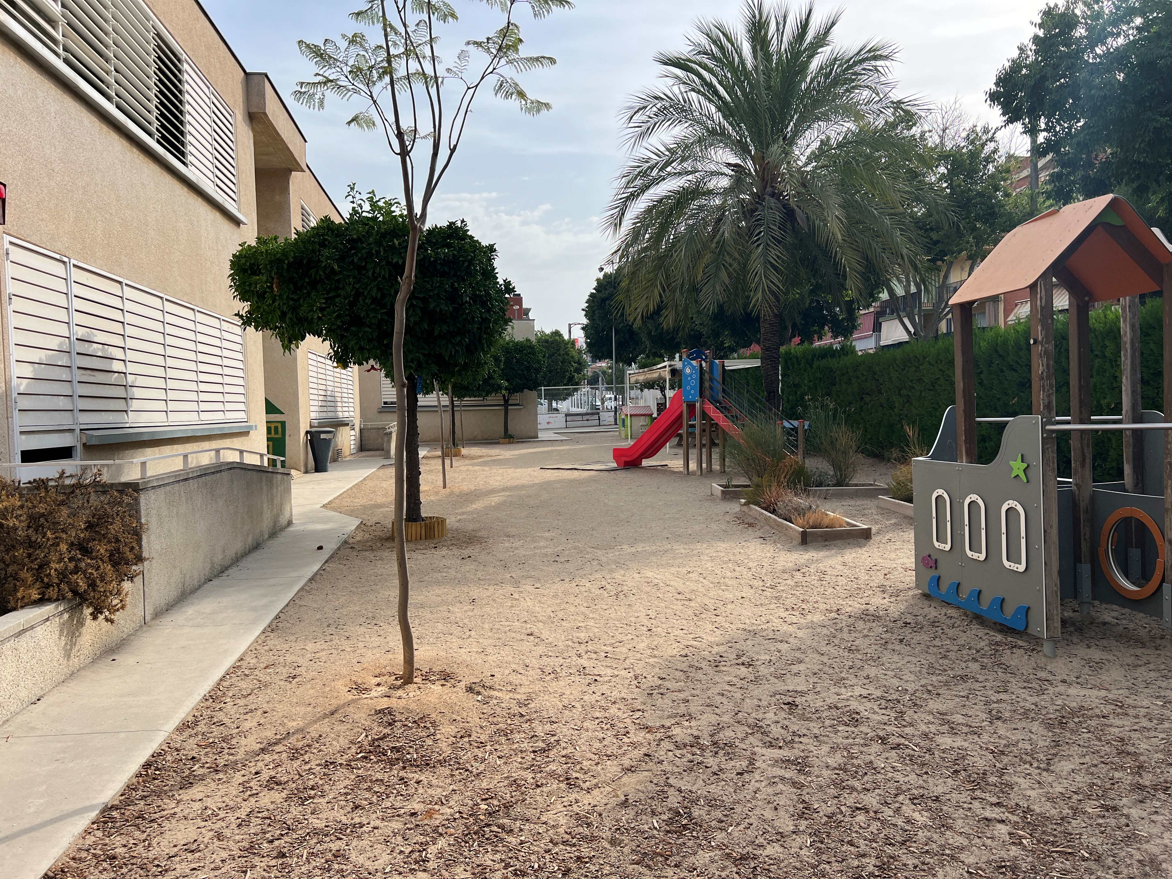 Zona de drenatge d'aigües pluvials al pati de l'Escola d'Antoni Roig