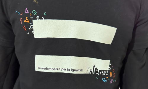 Foto detall d'una samarreta amb el lema: 'Torredembarra per la igualtat'