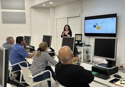 Imatge d'arxiu d'un dels cursos "Més digitals"