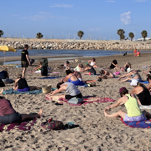 Sessió de gimnàstica de manteniment a la platja