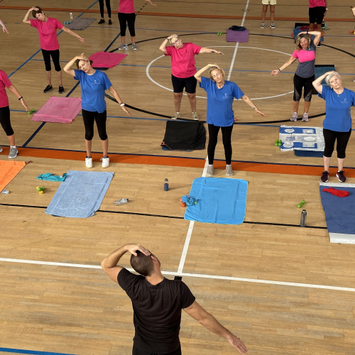 Gent gran practicant gimnàstica de manteniment