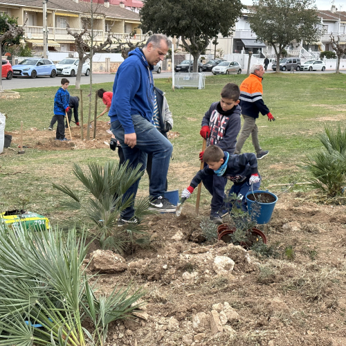 Plantada d'arbres al parc del Mar Cantàbric