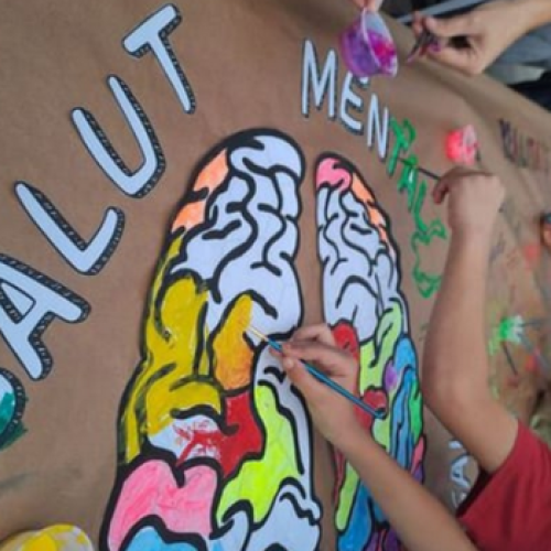 Foto d'arxiu de nens pintant un cartell de salut mental